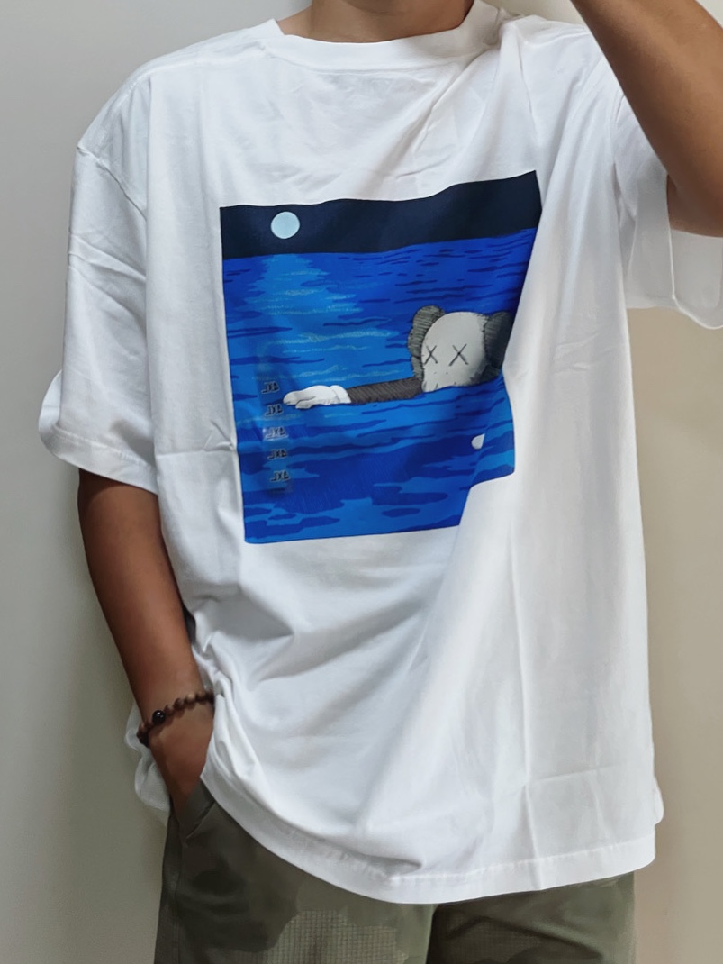 Uniqlo UT x Kaws Long Sleeve Sweatshirt Off White, Uniqlo UT x Kaws Short Sleeve Graphic T-Shirt White 착용 스타일 - 2