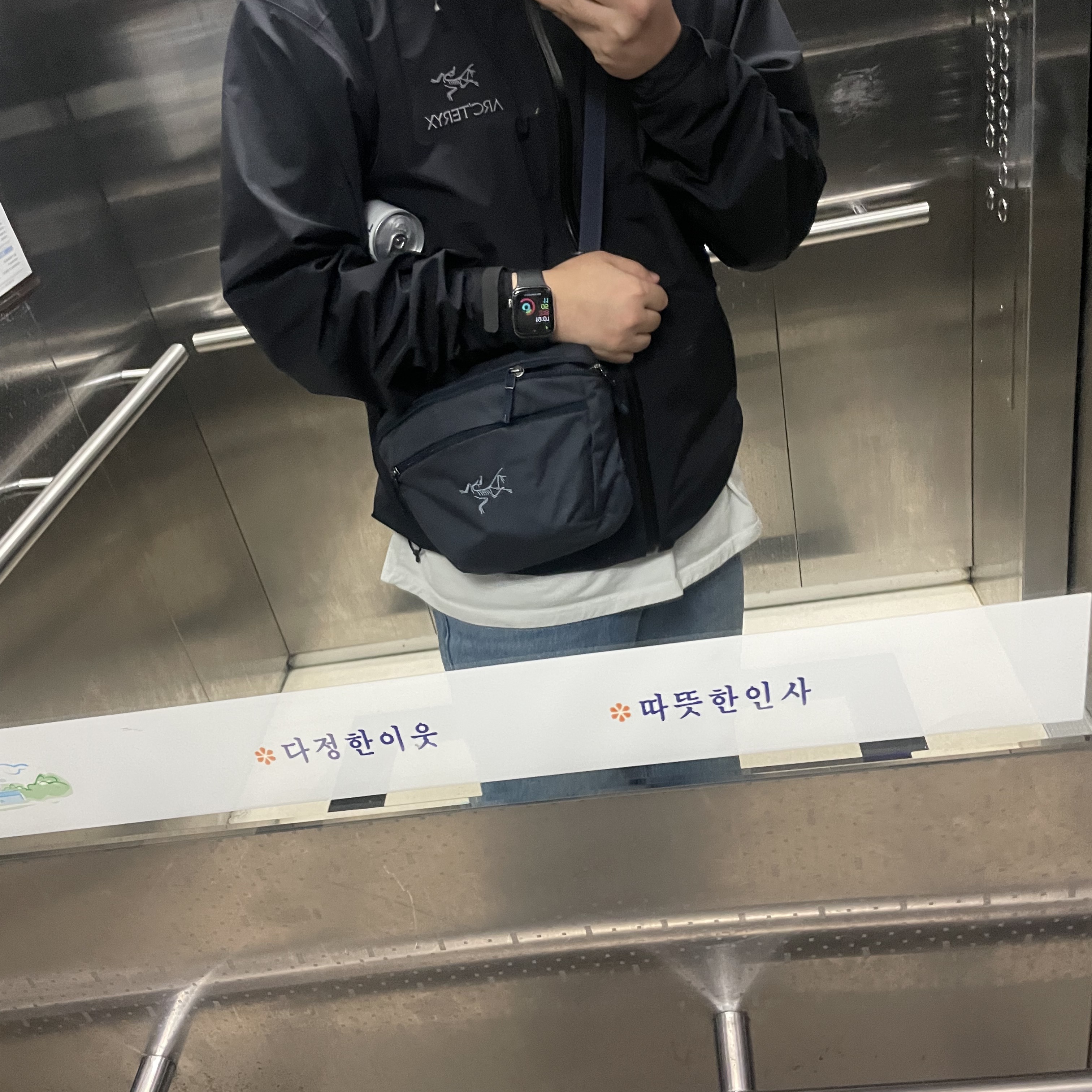 Arc'teryx Beta LT Jacket Black, Arc'teryx Mantis 2 Waistpack Graphite 착용 스타일