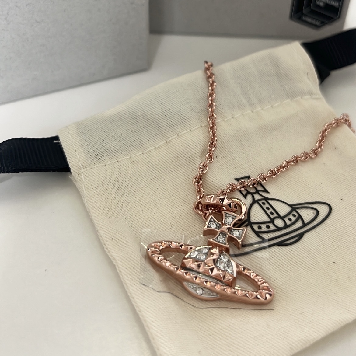 Vivienne Westwood Mayfair Bas Relief Pendant Pink Gold 착용 스타일