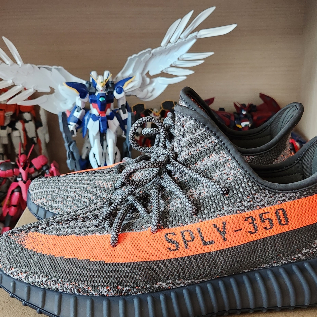 Adidas Yeezy Boost 350 V2 Carbon Beluga 착용 스타일 - 2