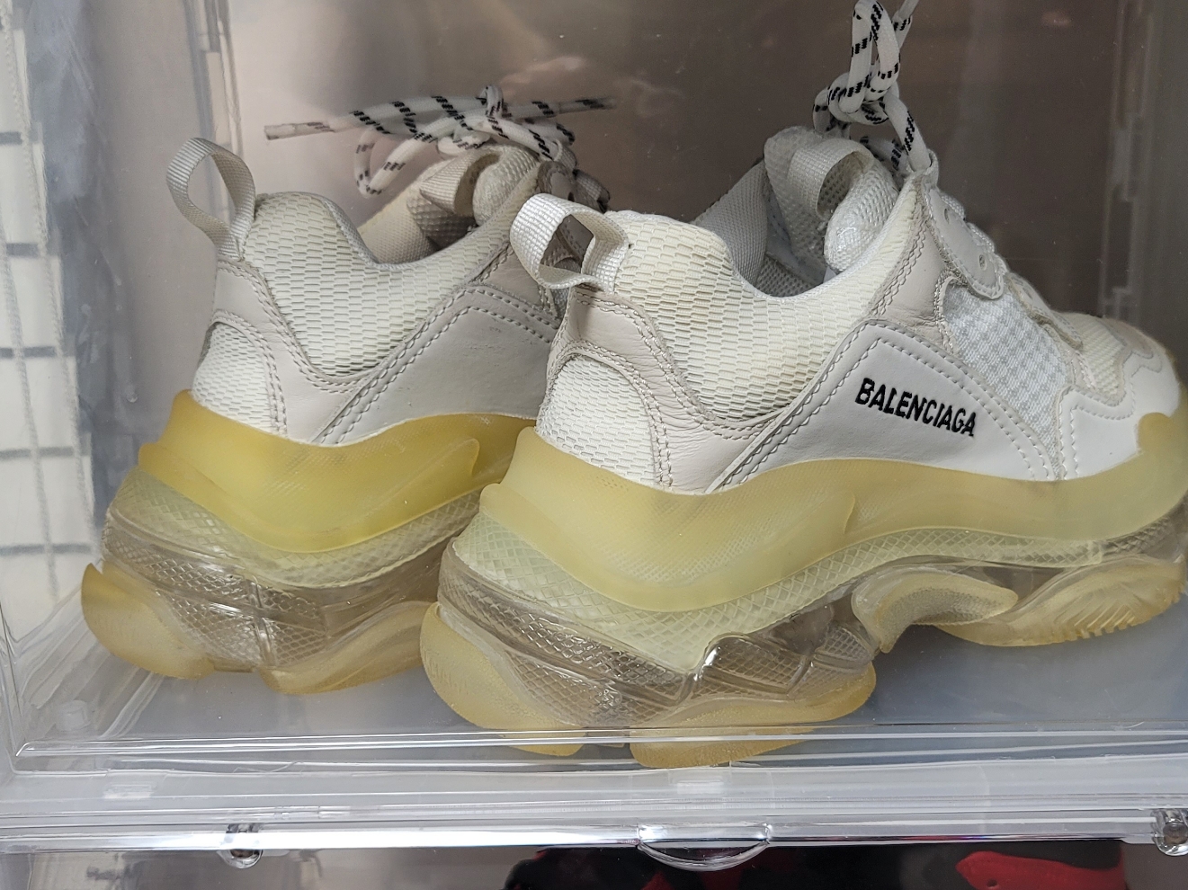 (W) Balenciaga Triple S Clear Sole White 2019 착용 스타일 - 2