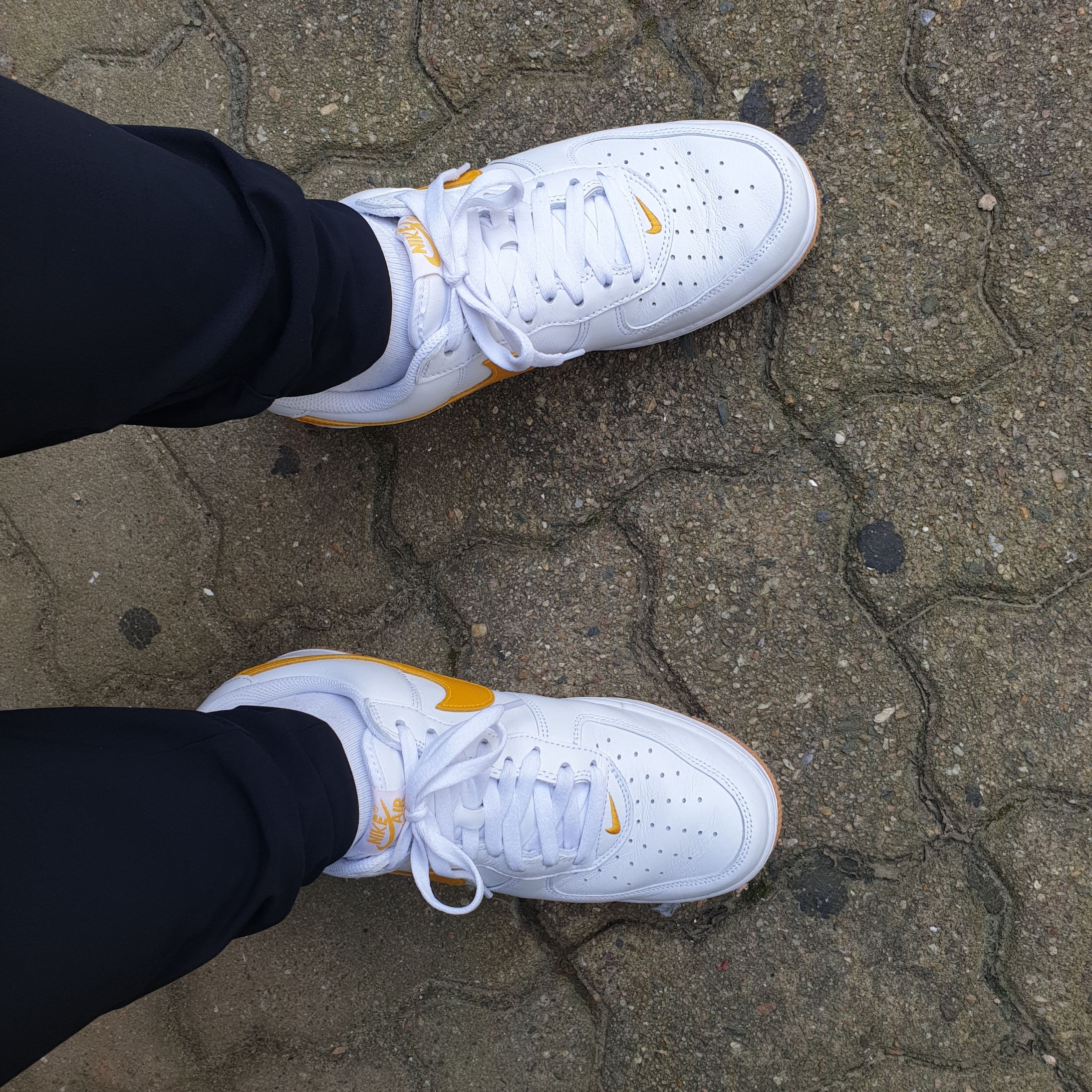 Nike Air Force 1 Low Retro QS University Gold 착용 스타일