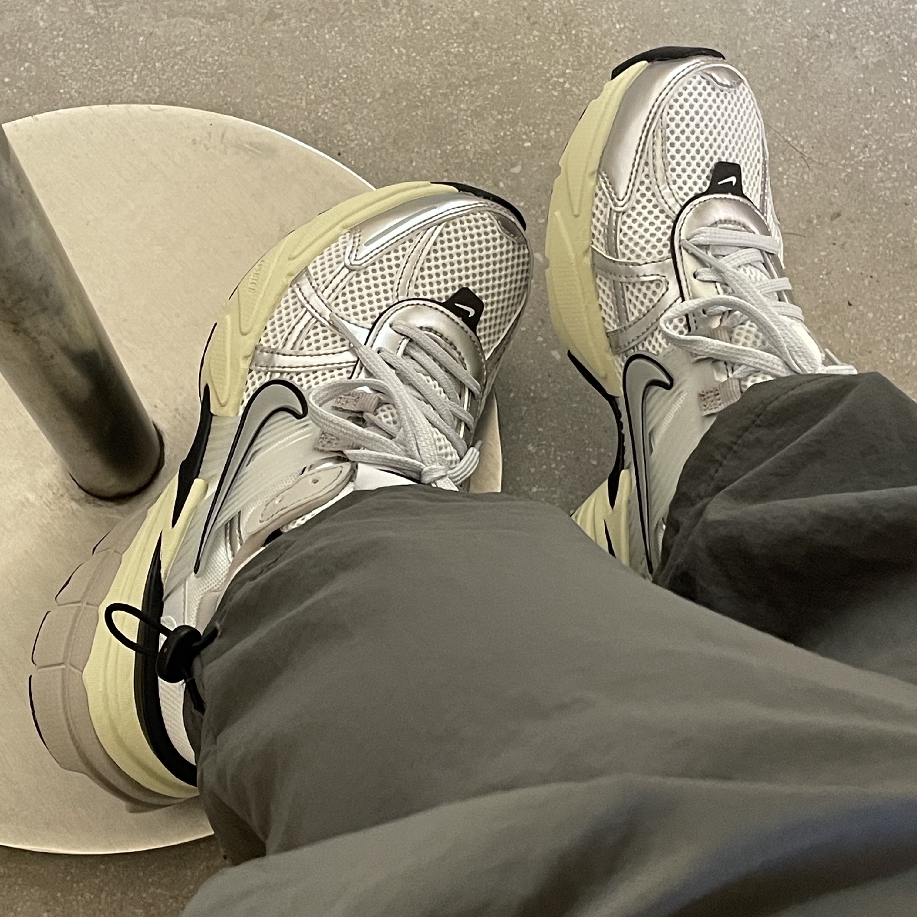 Nike V2K Run Summit White Metallic Silver 착용 스타일 - 2