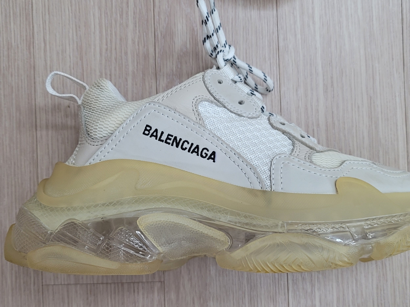 (W) Balenciaga Triple S Clear Sole White 2019 착용 스타일 - 4