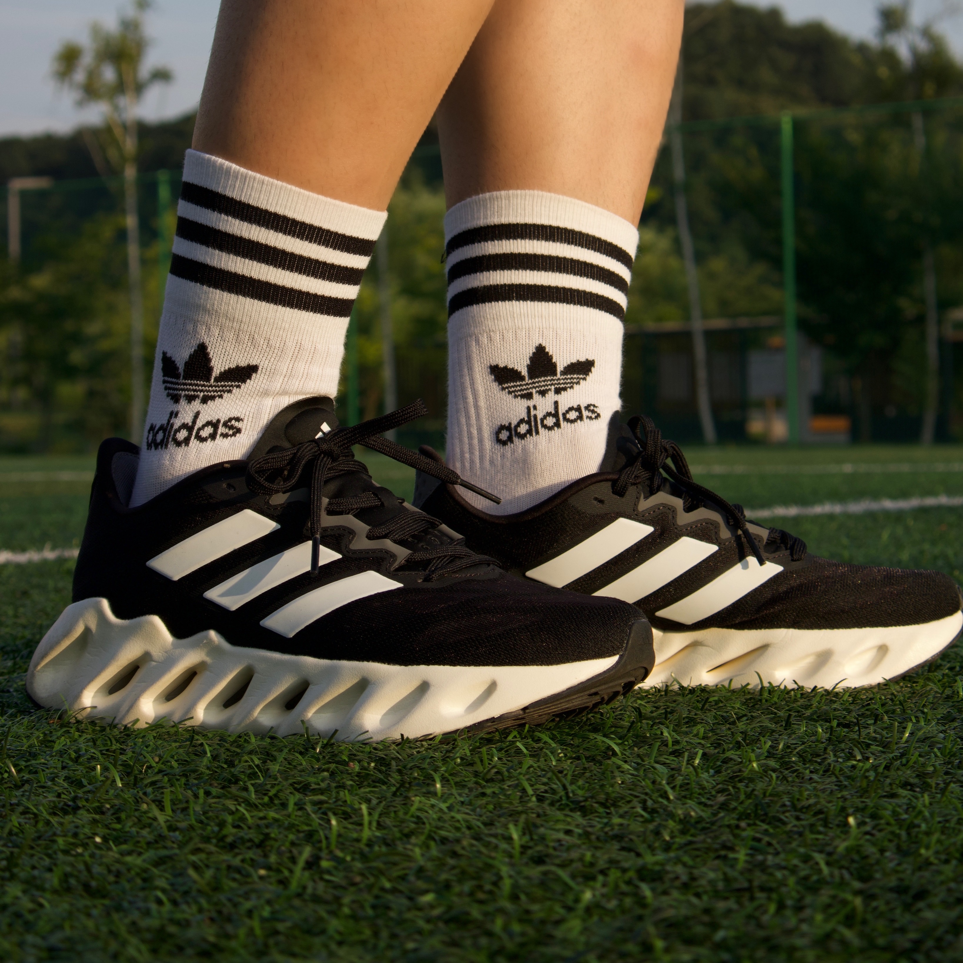 Adidas Switch Move Running Cloud White Core Black, Adidas Adicolor Classics Waffle Polo Shirt Wonder White - KR Sizing 착용 스타일 - 4