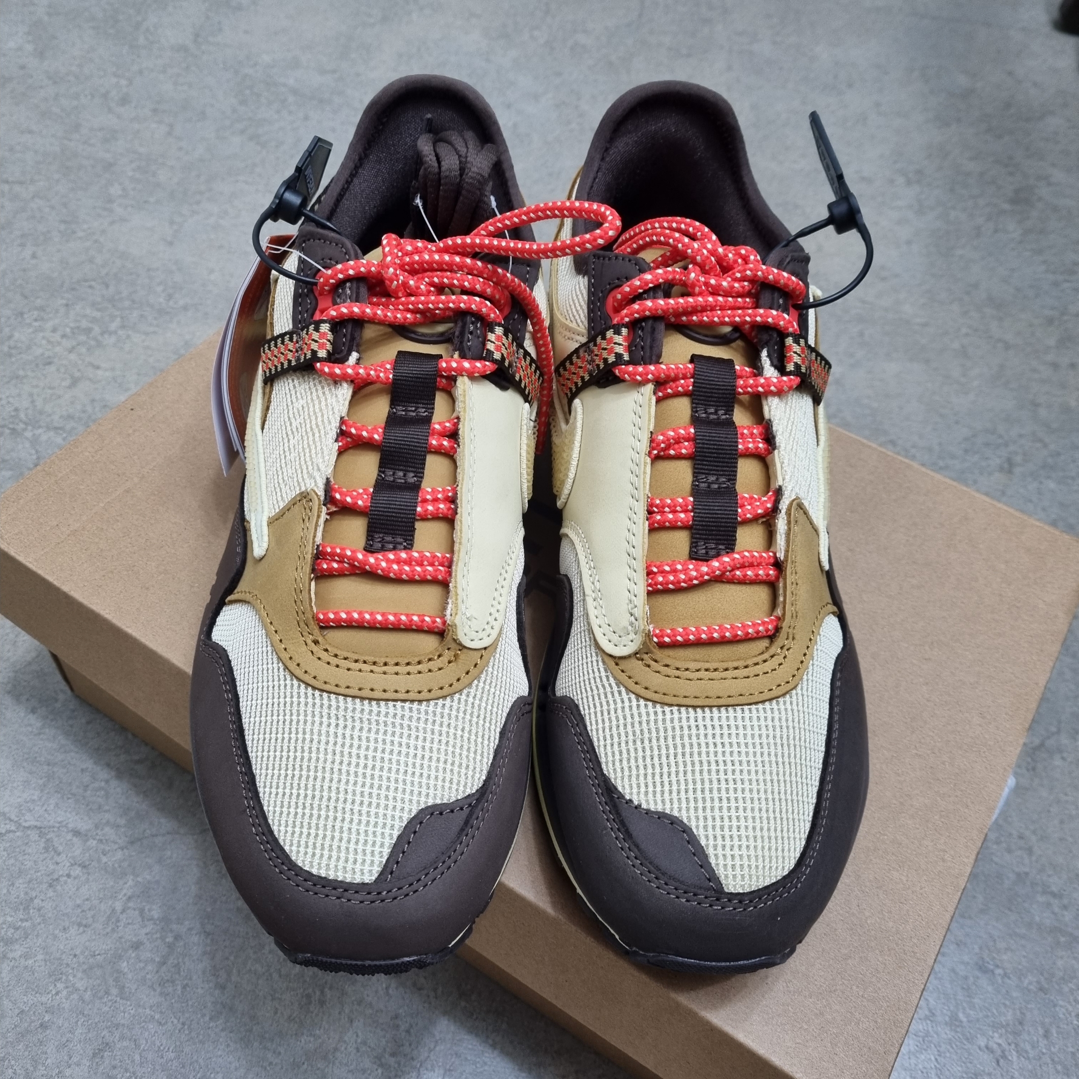 Nike x Travis Scott Air Max 1 Cact.us Brown 착용 스타일