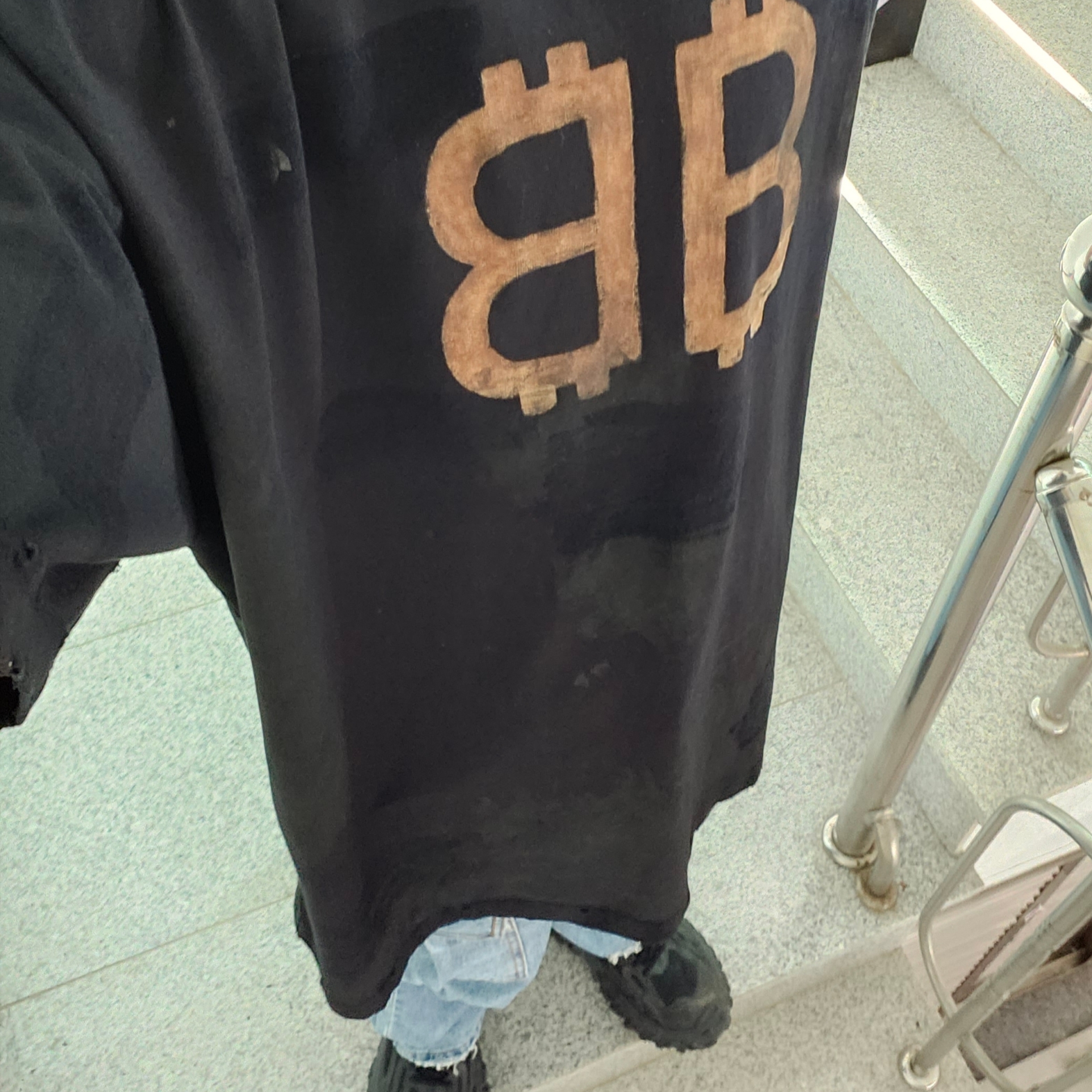 Balenciaga Oversized Crypto T-Shirt Faded Black, Balenciaga Defender Sneakers Black 착용 스타일