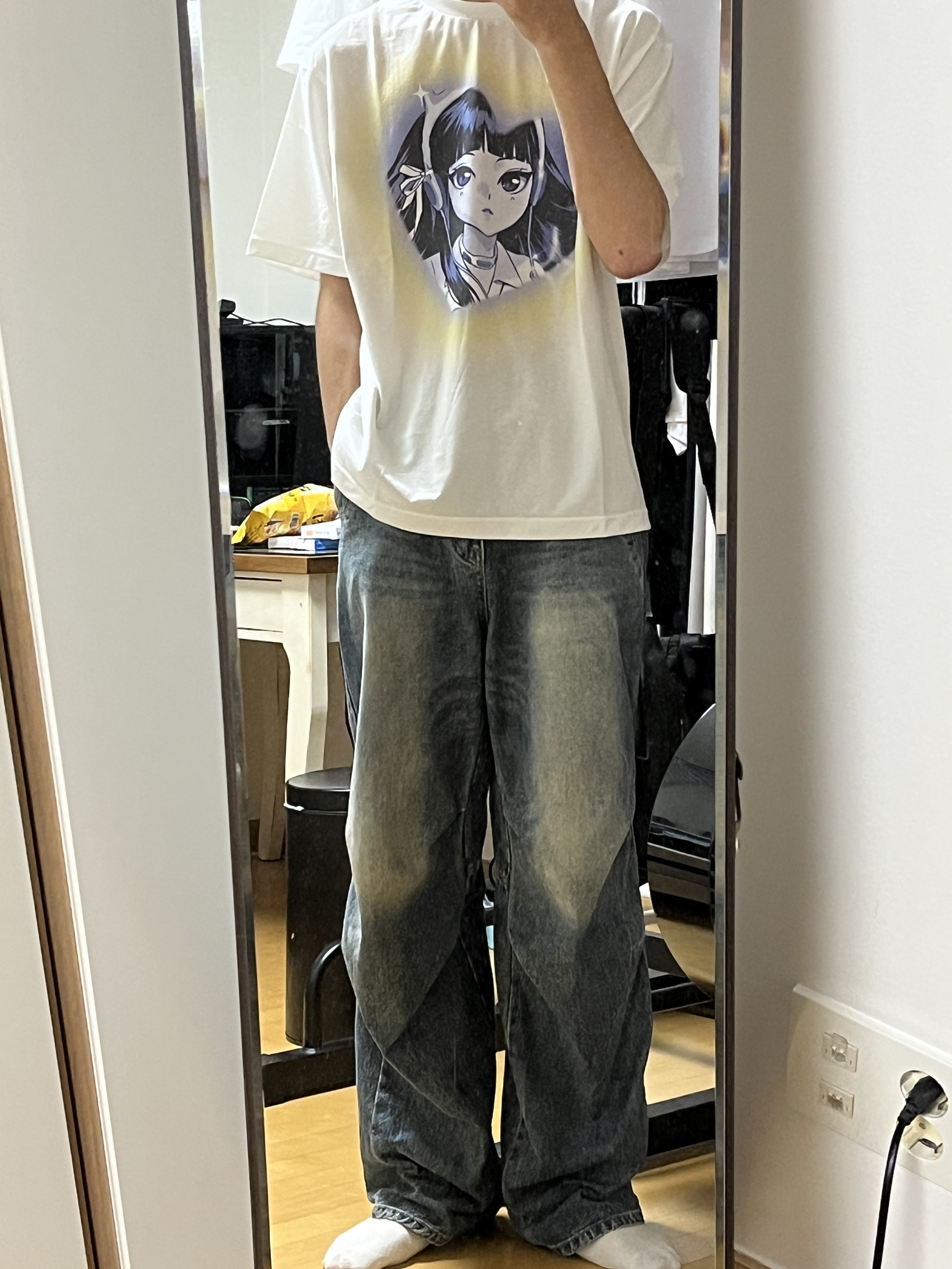 NewJeans Get Up Short Sleeve T-Shirt Haerin White, NewJeans Get Up Reuseable Bag Multicolor 착용 스타일 - 1