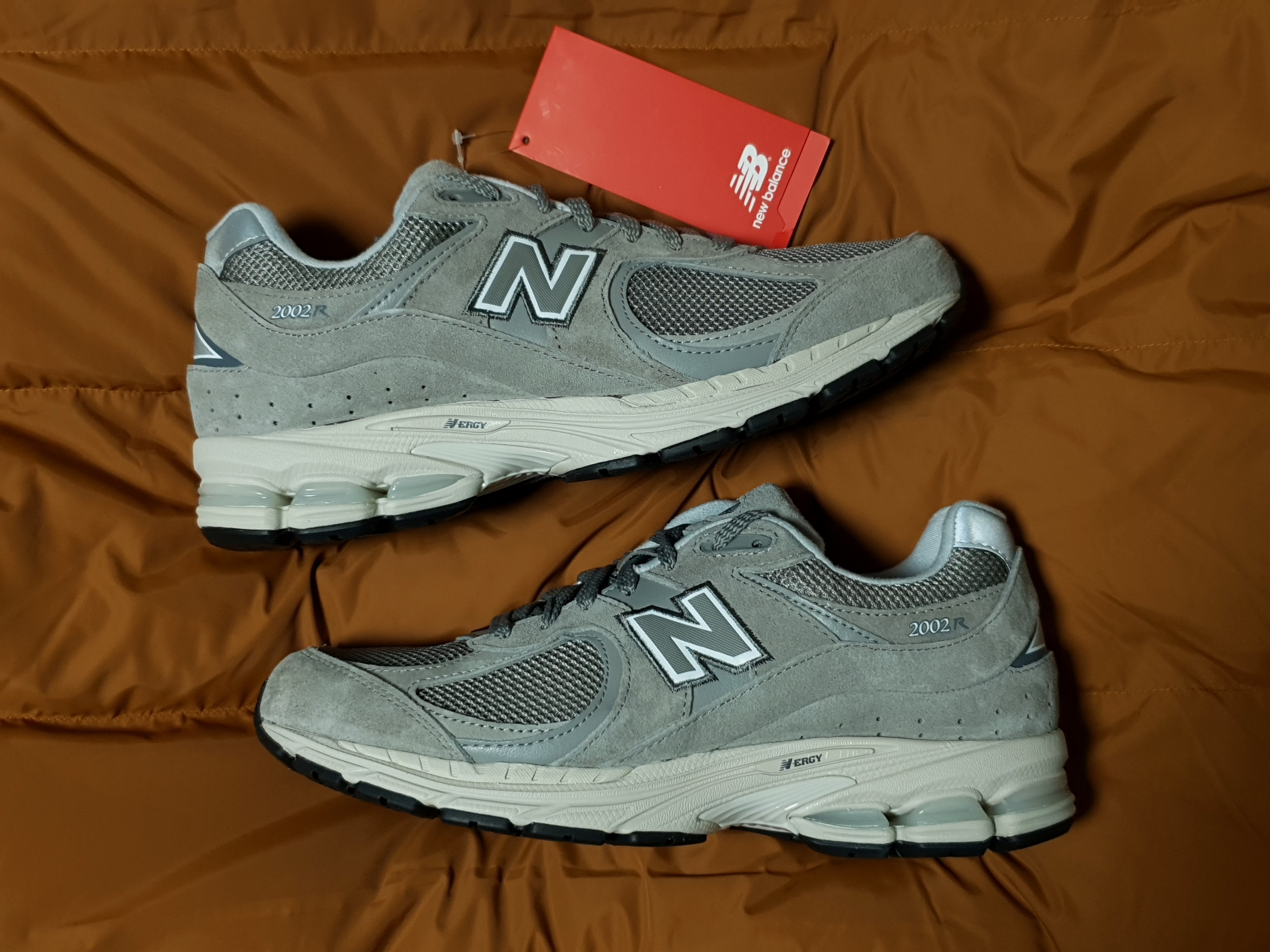 New Balance 2002R Grey 착용 스타일