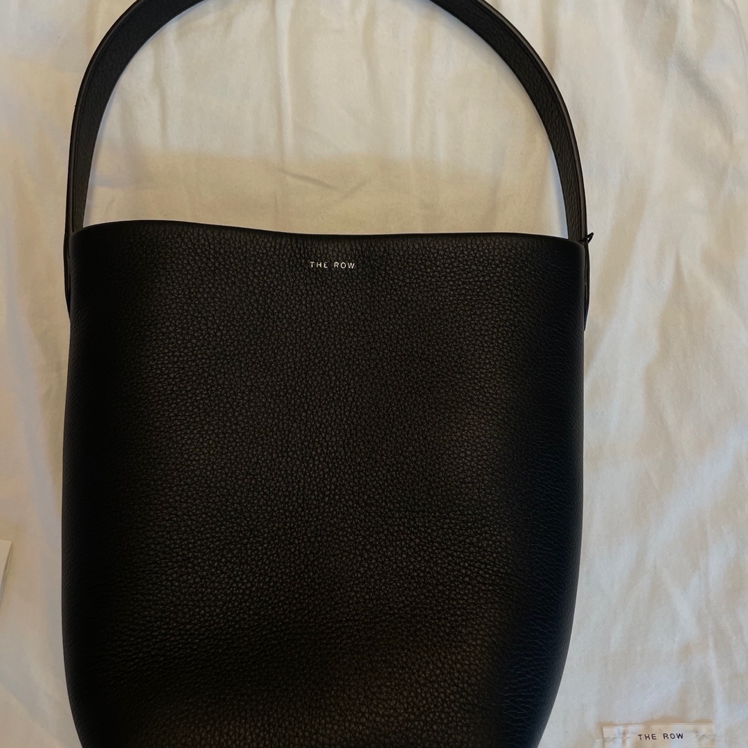 The Row Small N/S Park Tote in Grained Calfskin Leather Black 착용 스타일