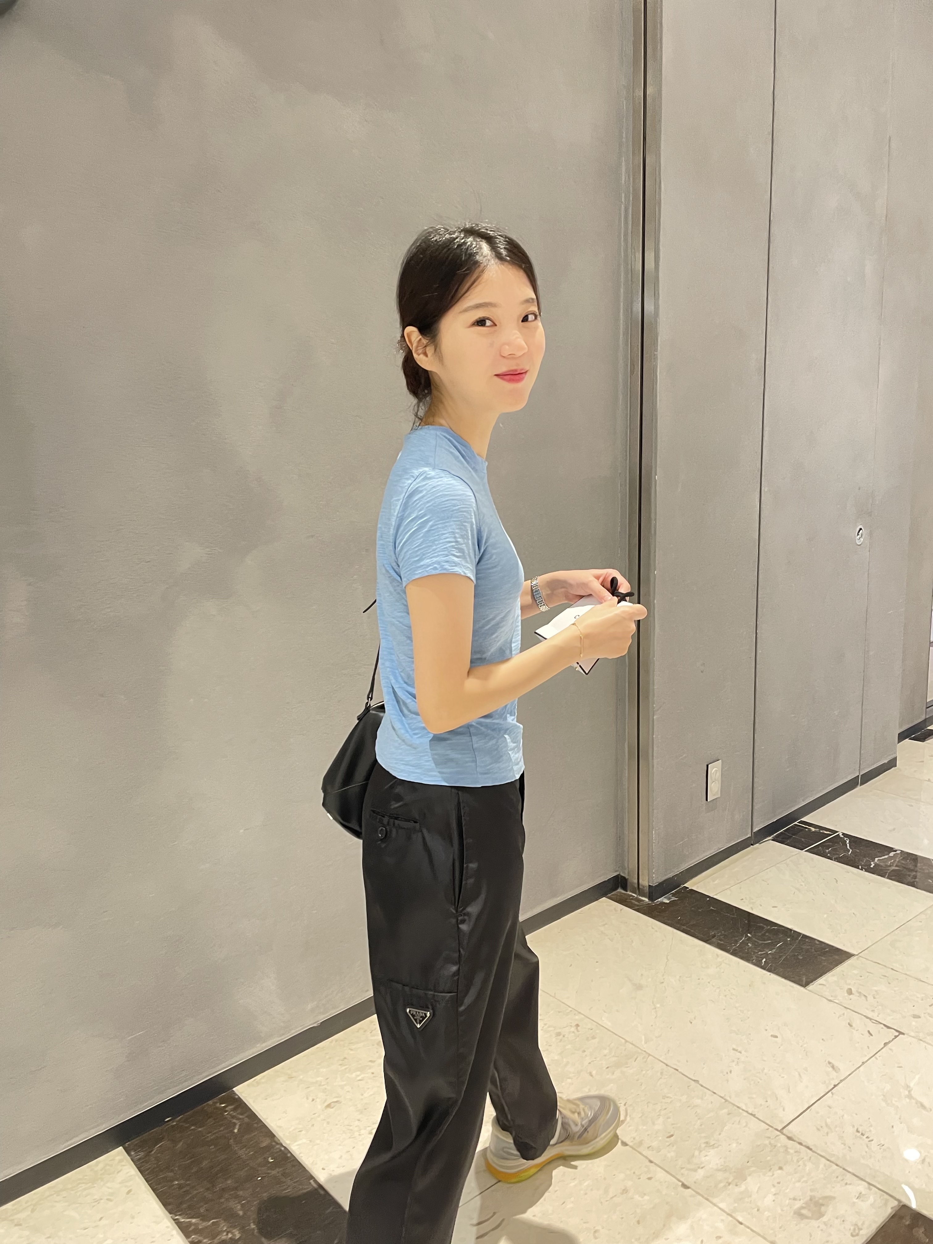 (W) Prada Re-Nylon Pants Black, Gucci Ultrapace Silver Metallic 착용 스타일
