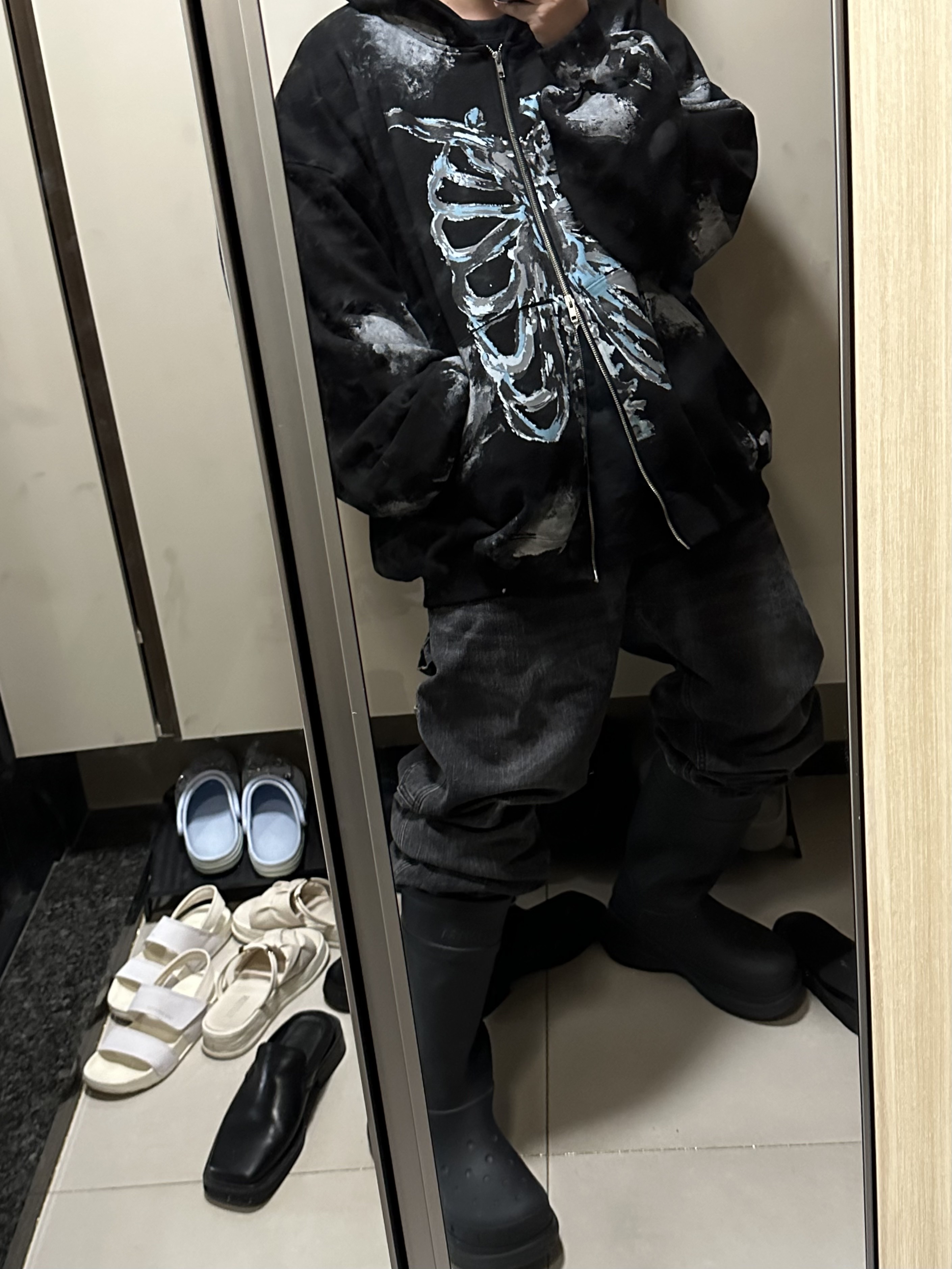 Balenciaga Defender Sneakers Beige, Balenciaga x Crocs Rubber Boot Black 착용 스타일 - 3