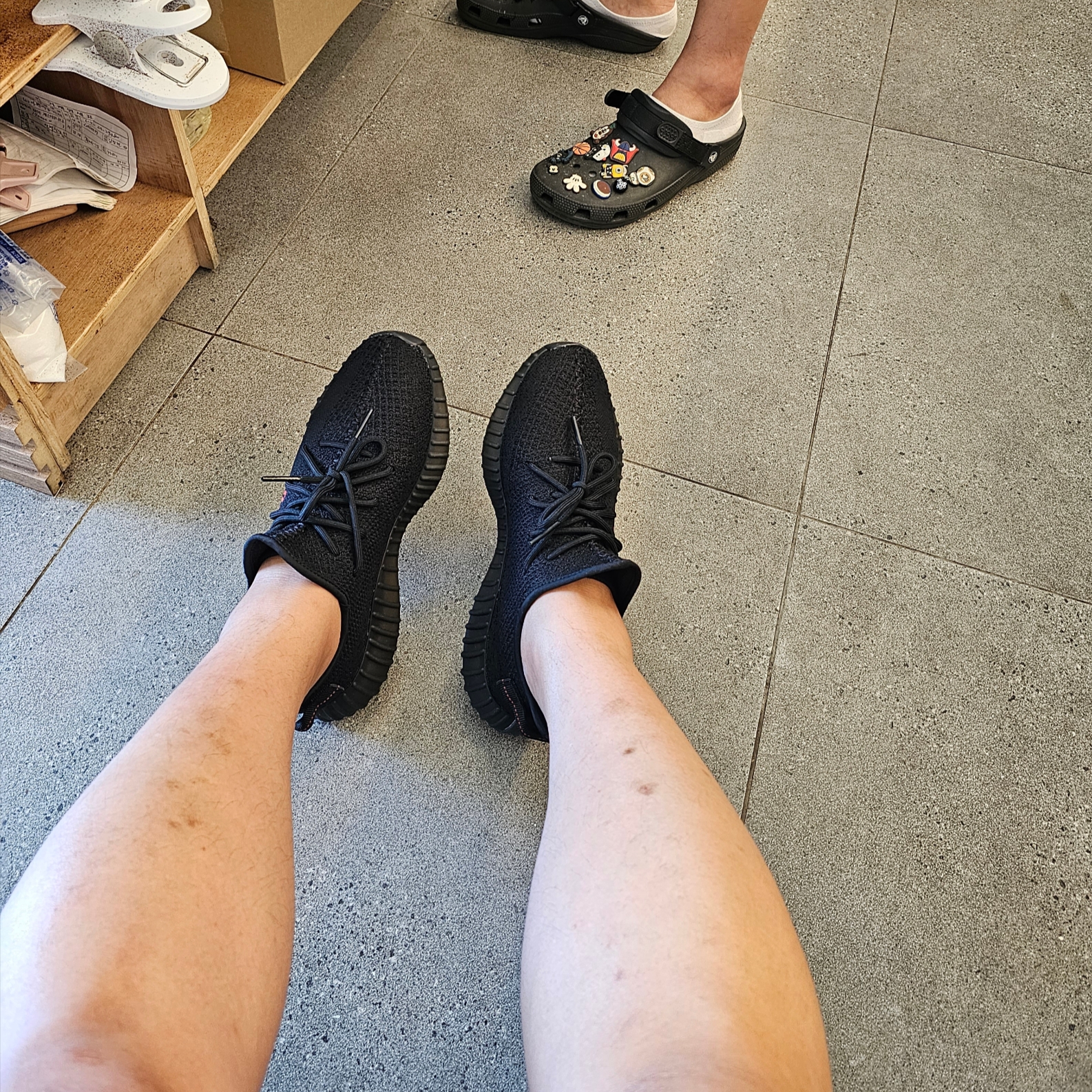 Adidas Yeezy Boost 350 V2 Black Red 2020 착용 스타일