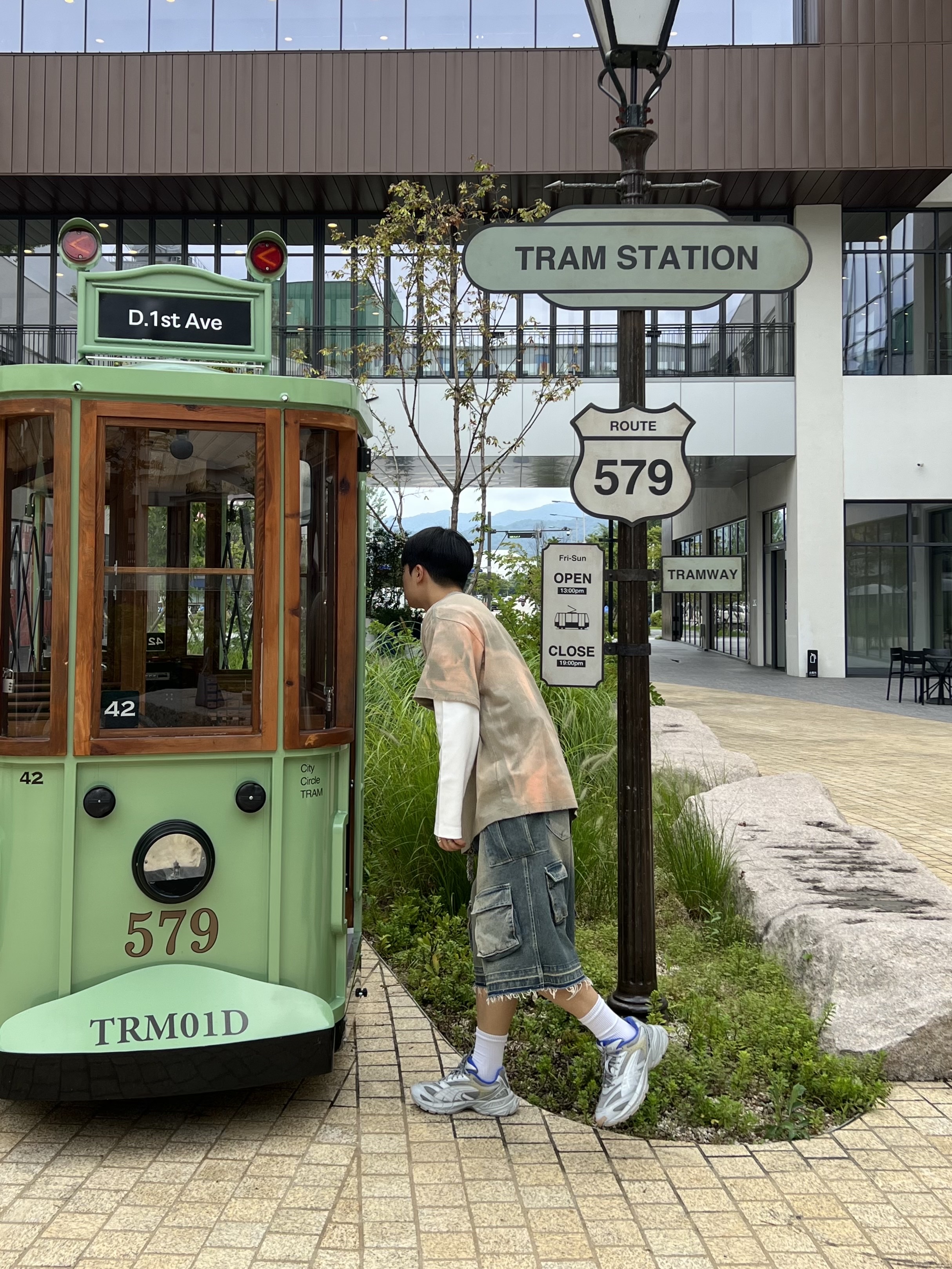 Nos Couleurs Old Washed Cargo Denim Shorts Blue, Puma Velophasis Matte Silver Royal Sapphire 착용 스타일 - 4