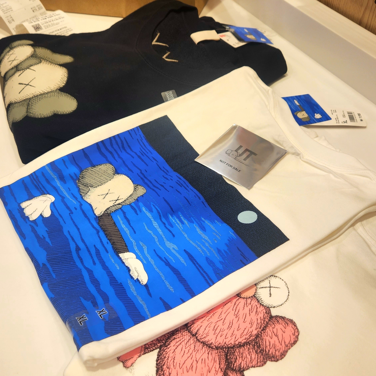 Uniqlo UT x Kaws Short Sleeve Graphic T-Shirt Black 착용 스타일