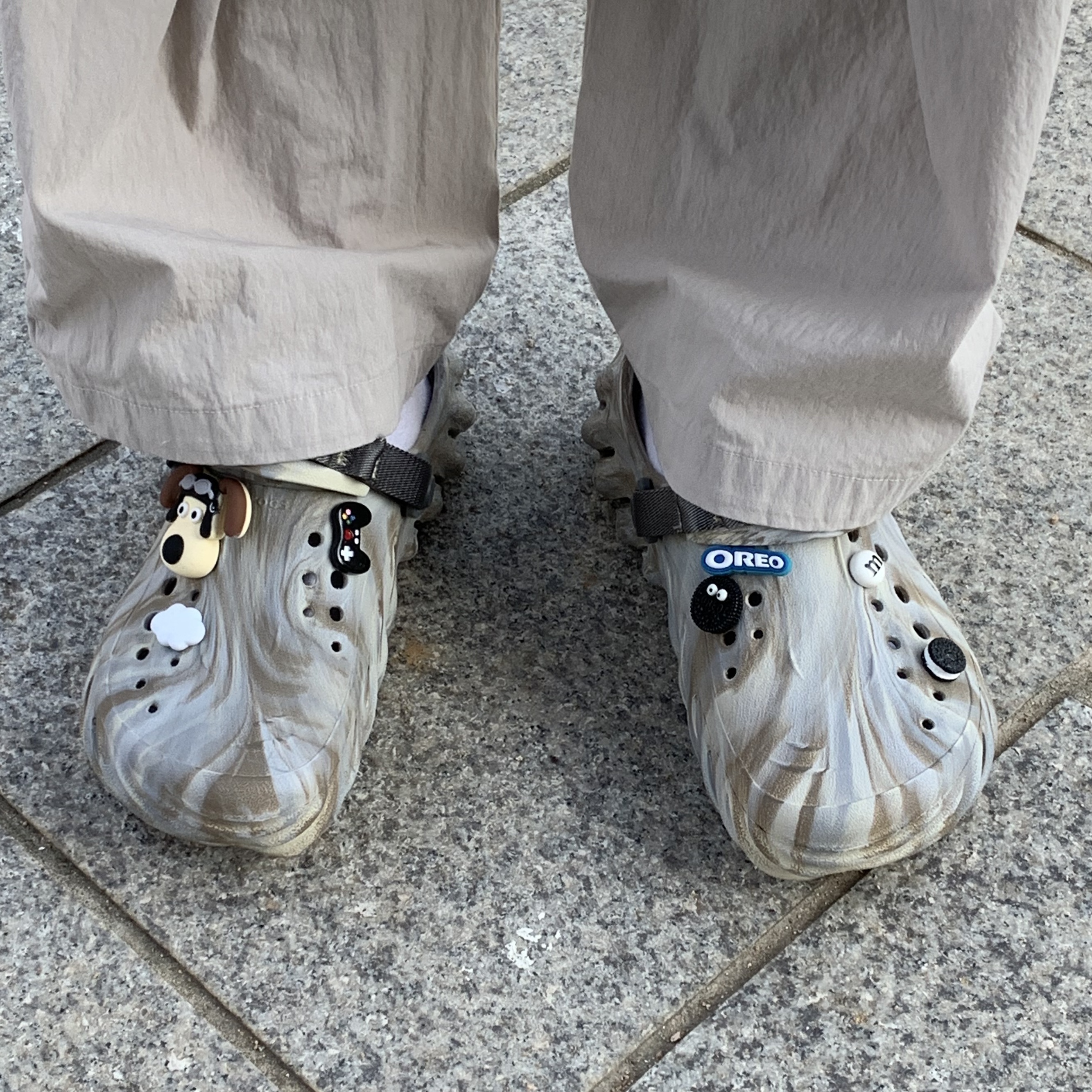 Crocs Echo Marbled Clog Bone Multi 착용 스타일