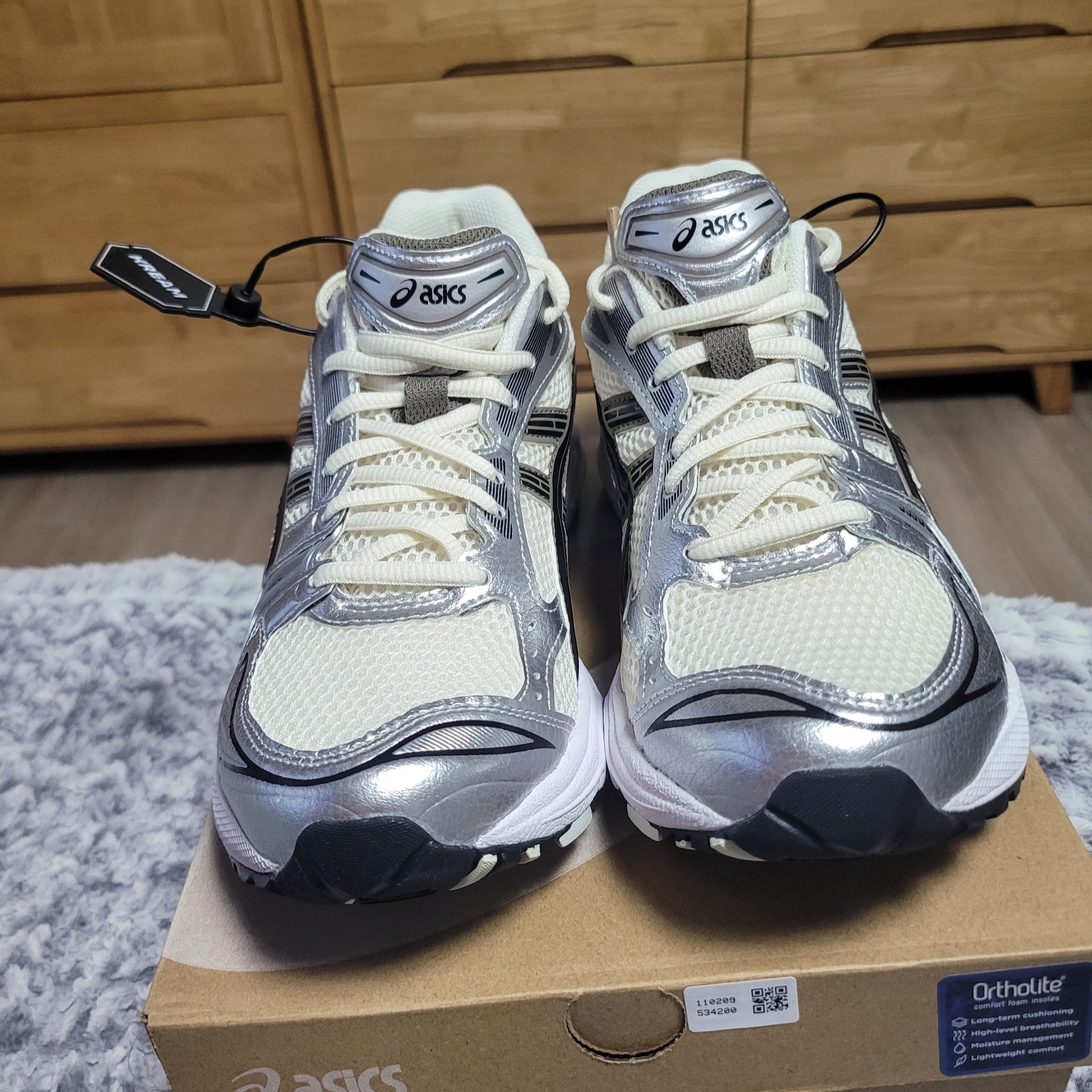 Asics Gel-Kayano 14 Cream Black 착용 스타일 - 2