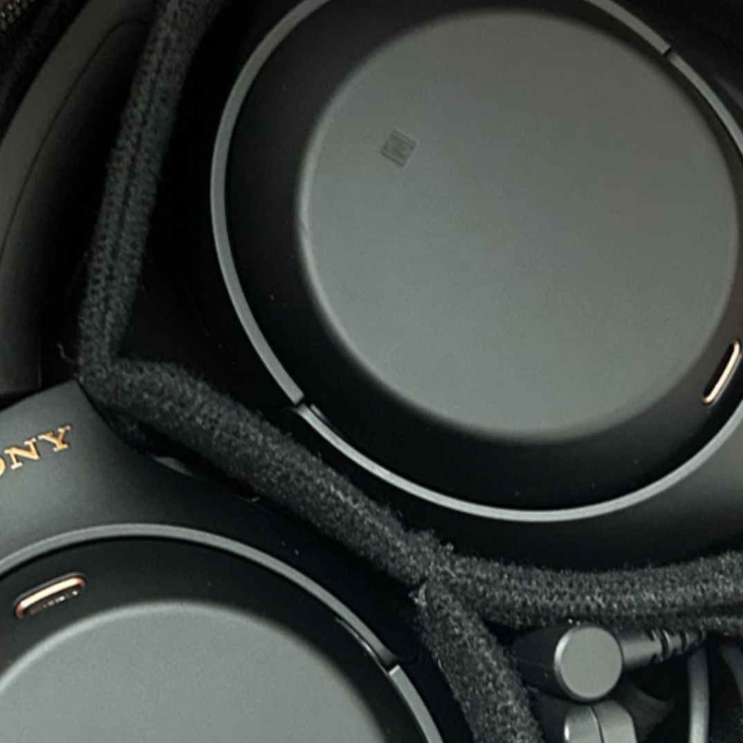Sony WH-1000XM4 Black (Korean Ver.) 착용 스타일 - 2