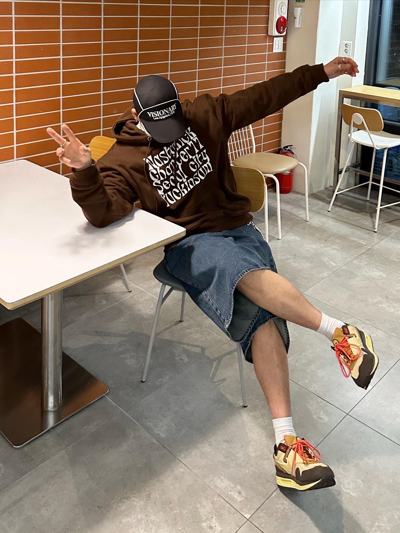 Nike x Travis Scott Air Max 1 Cact.us Brown, Balenciaga Swift Oval Sunglasses Silver 착용 스타일 - 1
