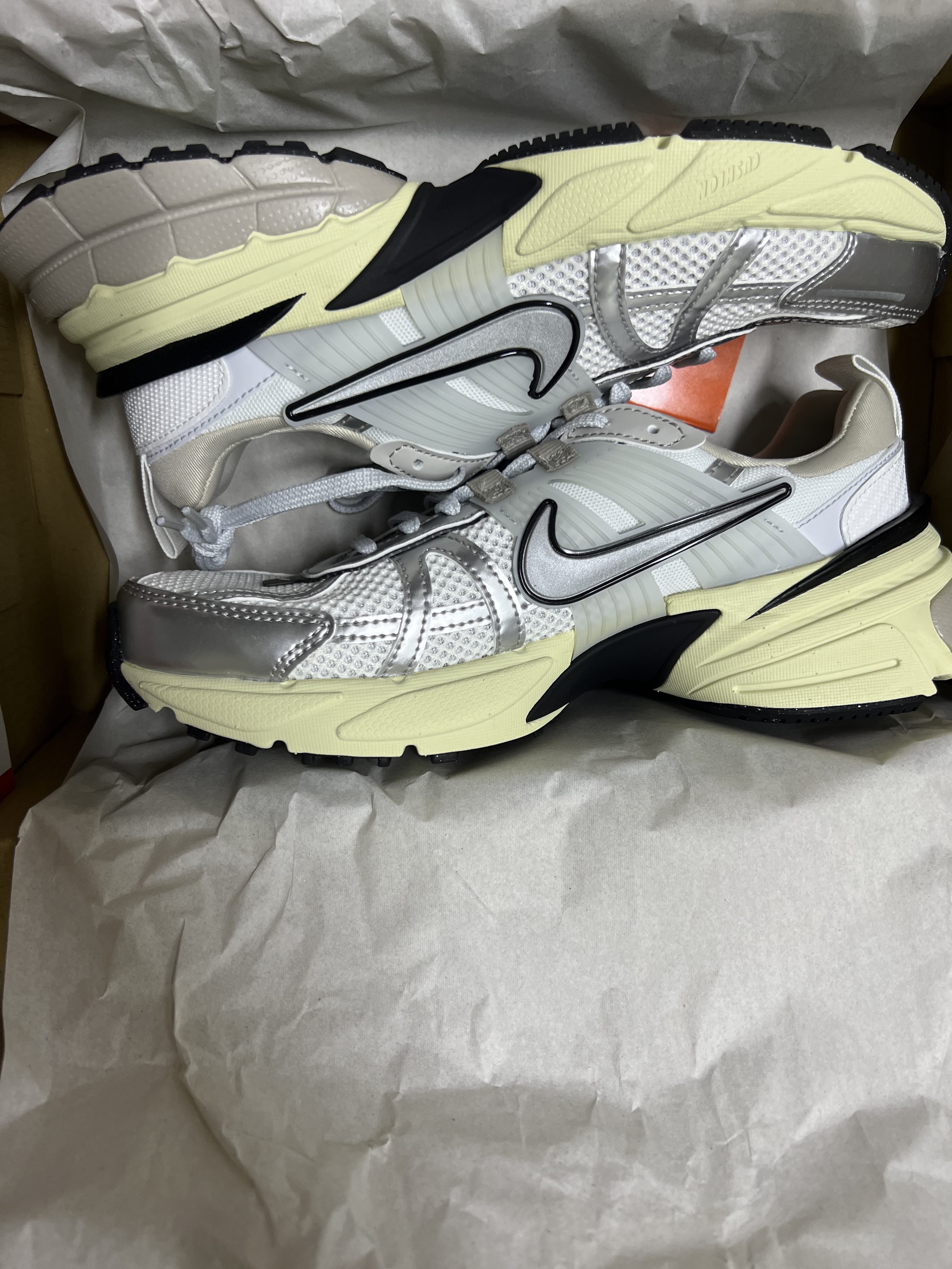 Nike V2K Run Summit White Metallic Silver 착용 스타일