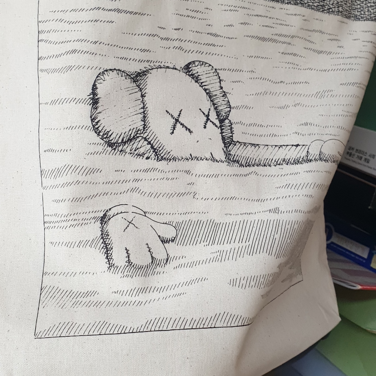 Uniqlo UT x Kaws Short Sleeve Graphic T-Shirt White, Uniqlo UT x Kaws Long Sleeve Sweatshirt Black ์ฐฉ์ฉ ์คํ์ผ - 3