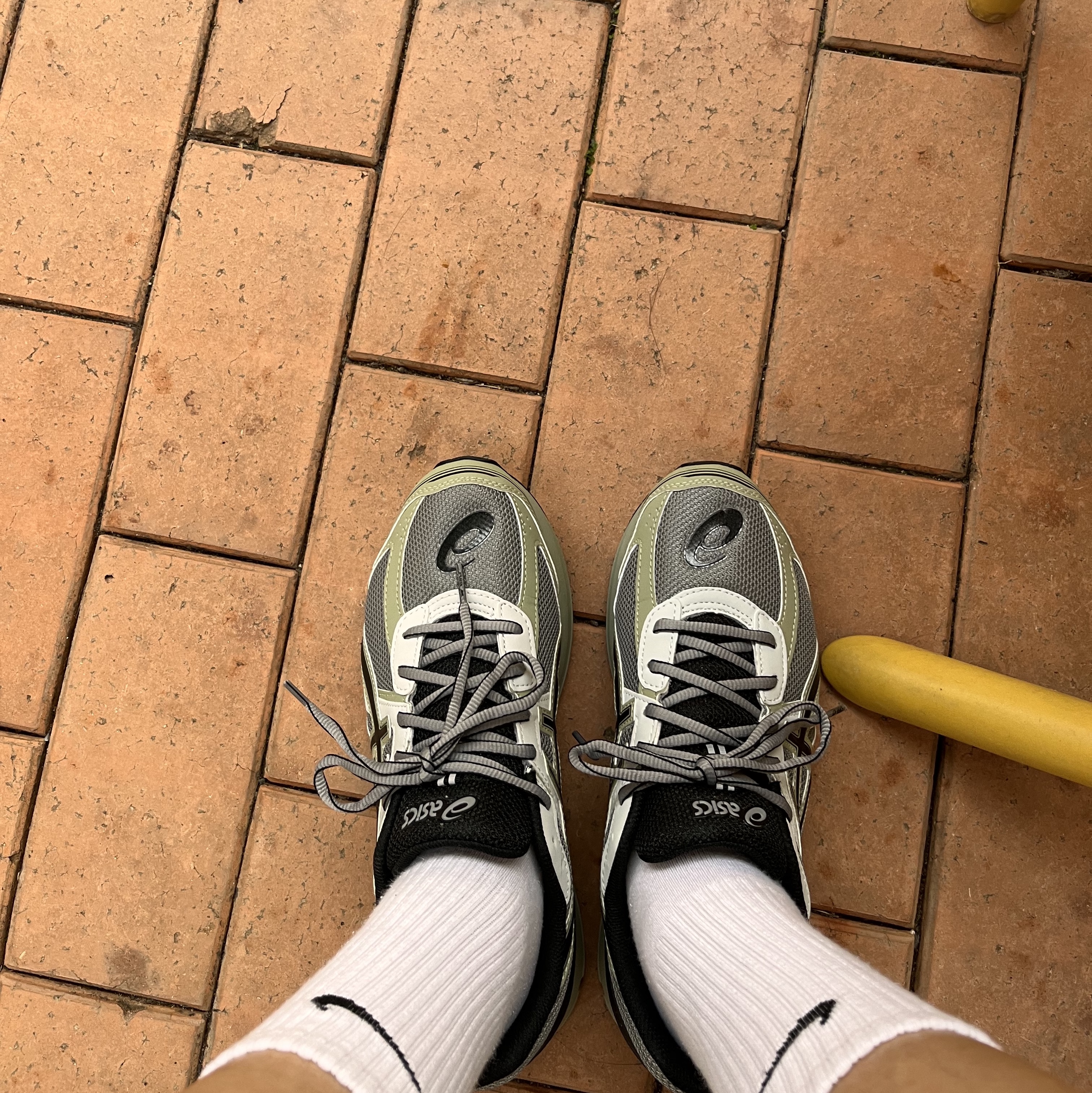 Asics Jog 100 S Sheet Rock - 2E Wide 착용 스타일 - 2