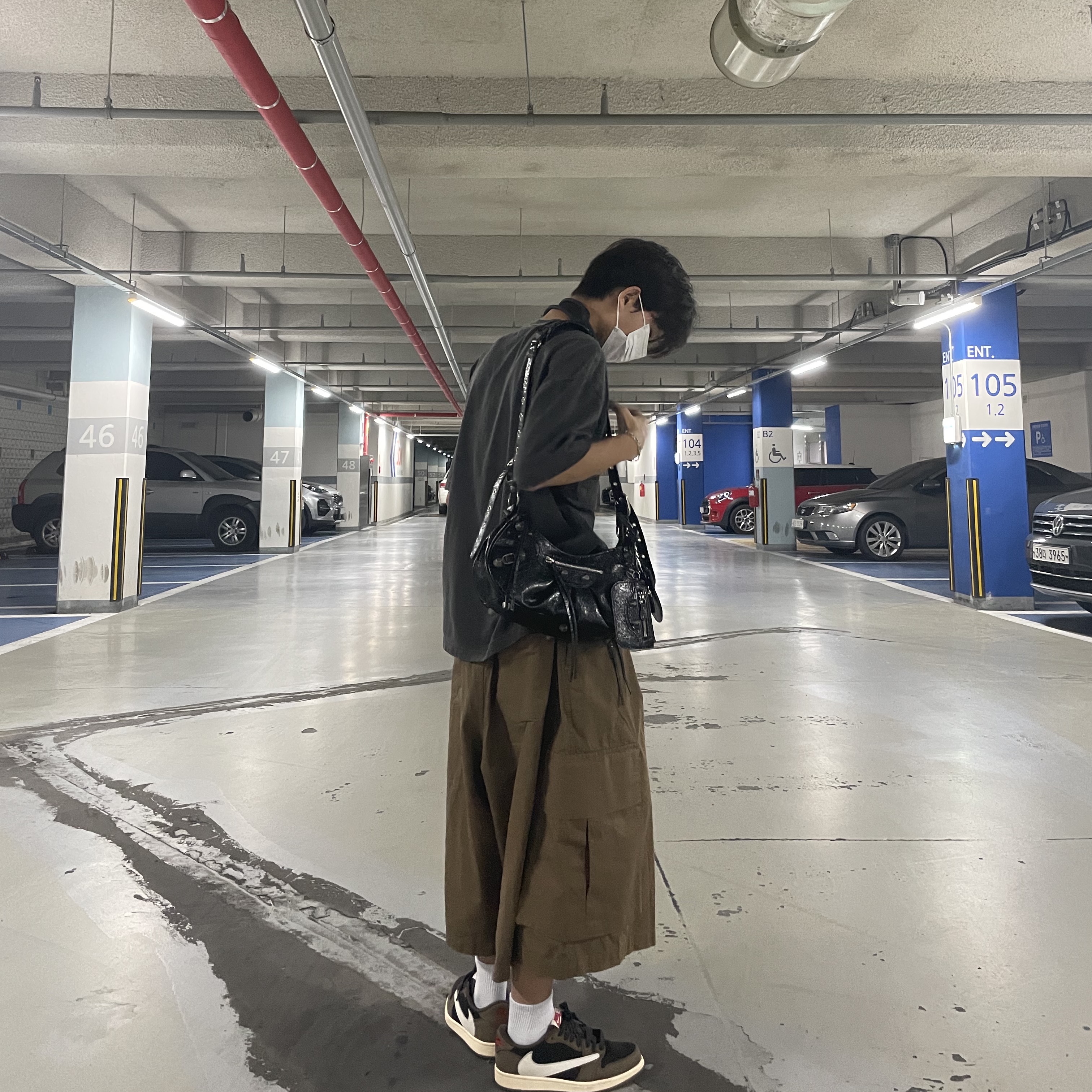 Jordan 1 x Travis Scott Retro Low OG SP Mocha, Apple AirPods Max Lightning Space Gray (Korean Ver.) 착용 스타일 - 2