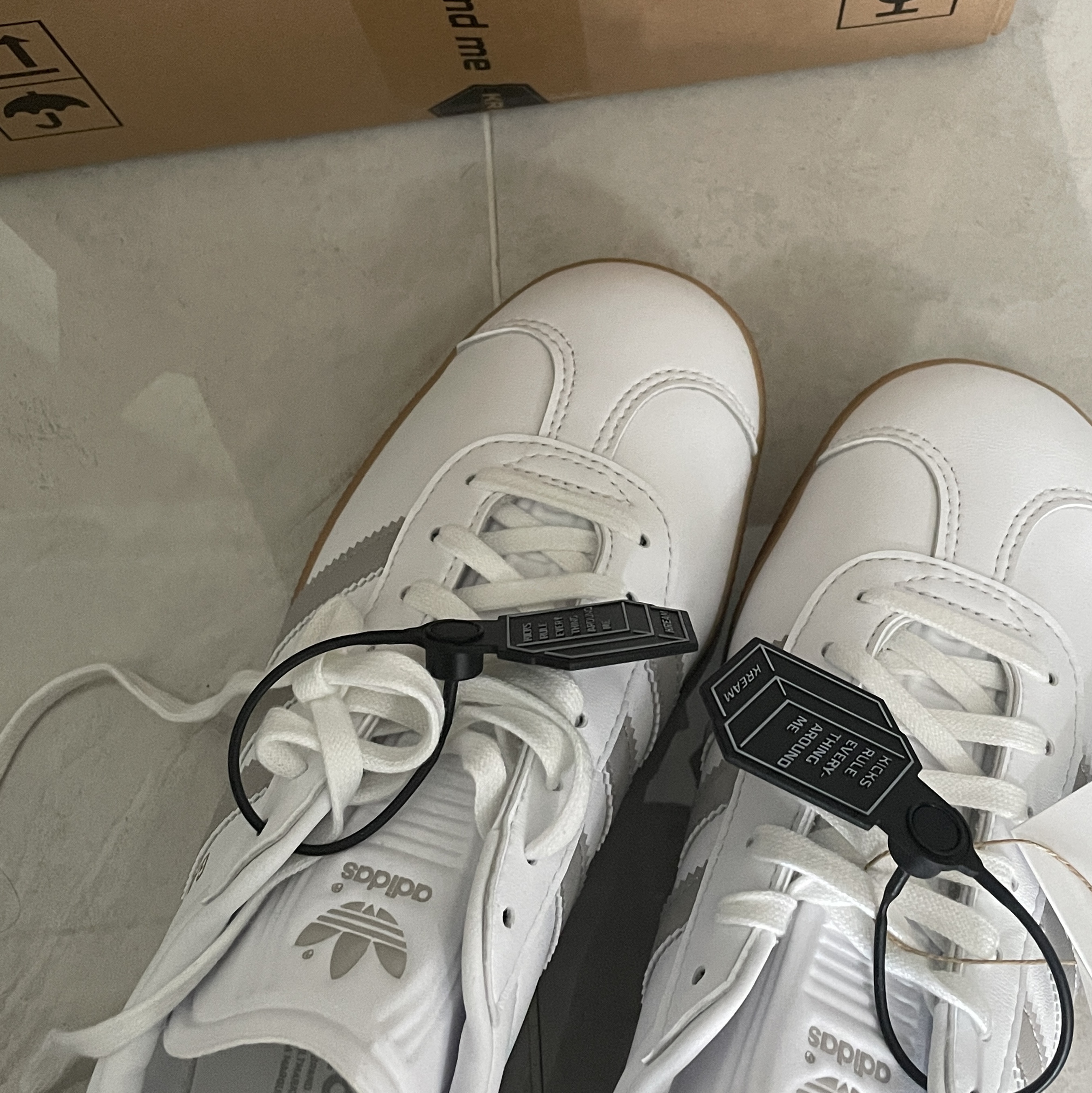Adidas Gazelle White Grey 착용 스타일 - 2