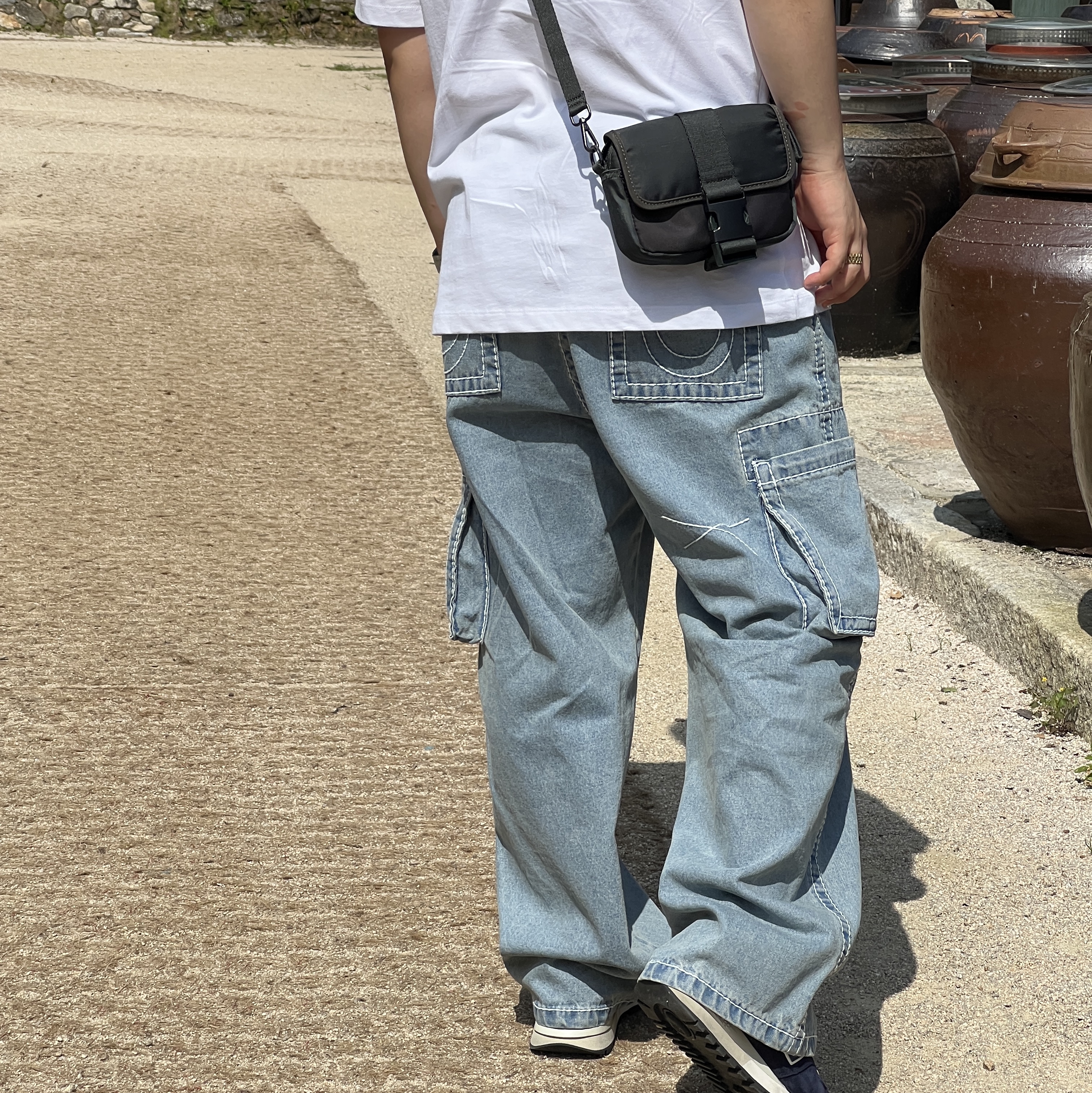 True Religion Classic Cargo Pants Light Indigo, Jordan Jumpman EMB Short Sleeve T-Shirt White - US/EU 착용 스타일