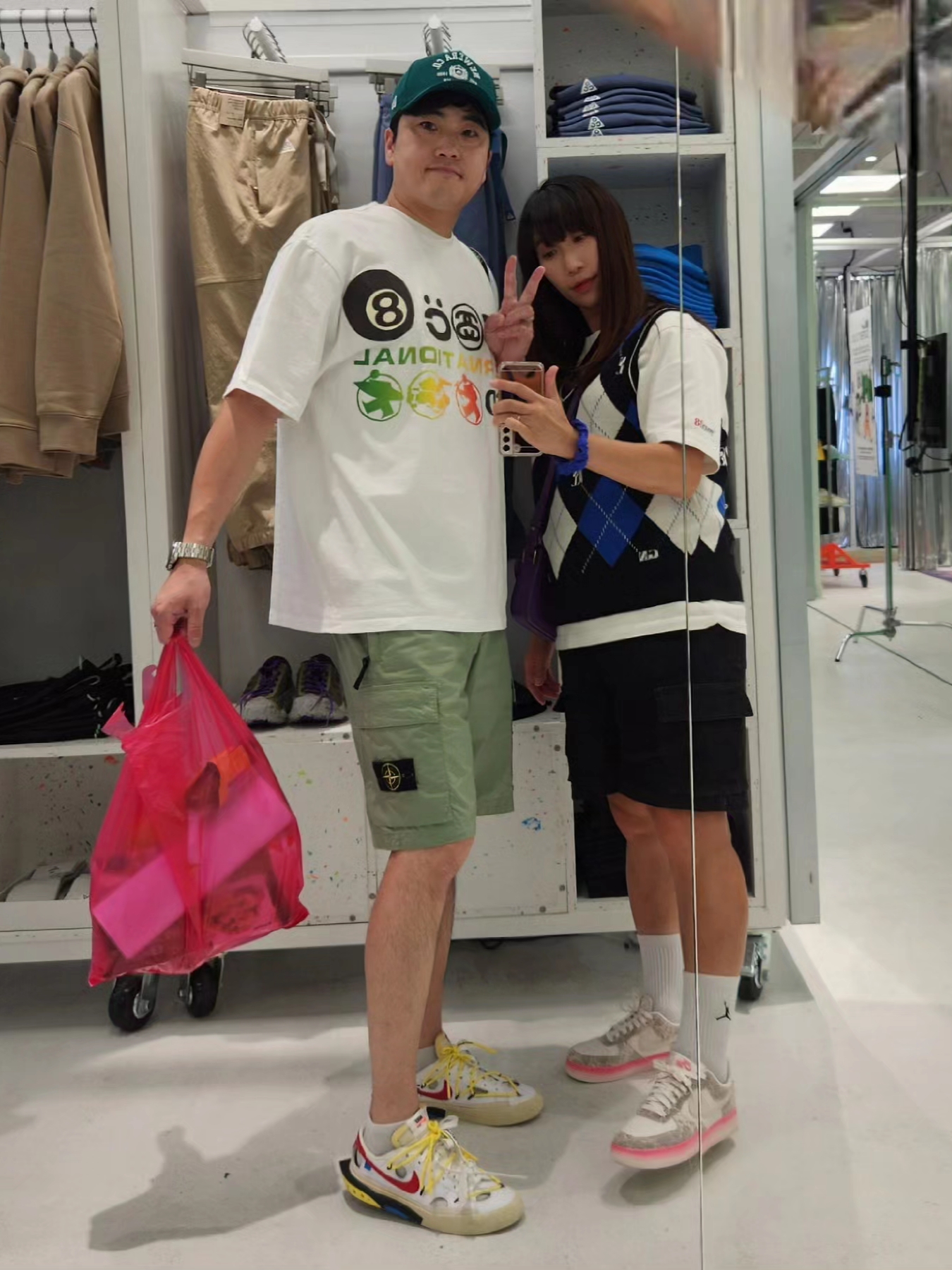 Stussy x Cactus Plant Flea Market International T-Shirt White, Stone Island L0803 Stretch Cotton Canvas Garment Dyed Cargo Bermuda Shorts Sage Green - 23SS 착용 스타일