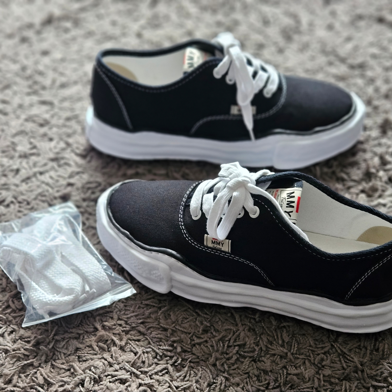 Maison Mihara Yasuhiro Baker OG Sole Canvas Low Cut Sneakers Black 착용 스타일 - 3