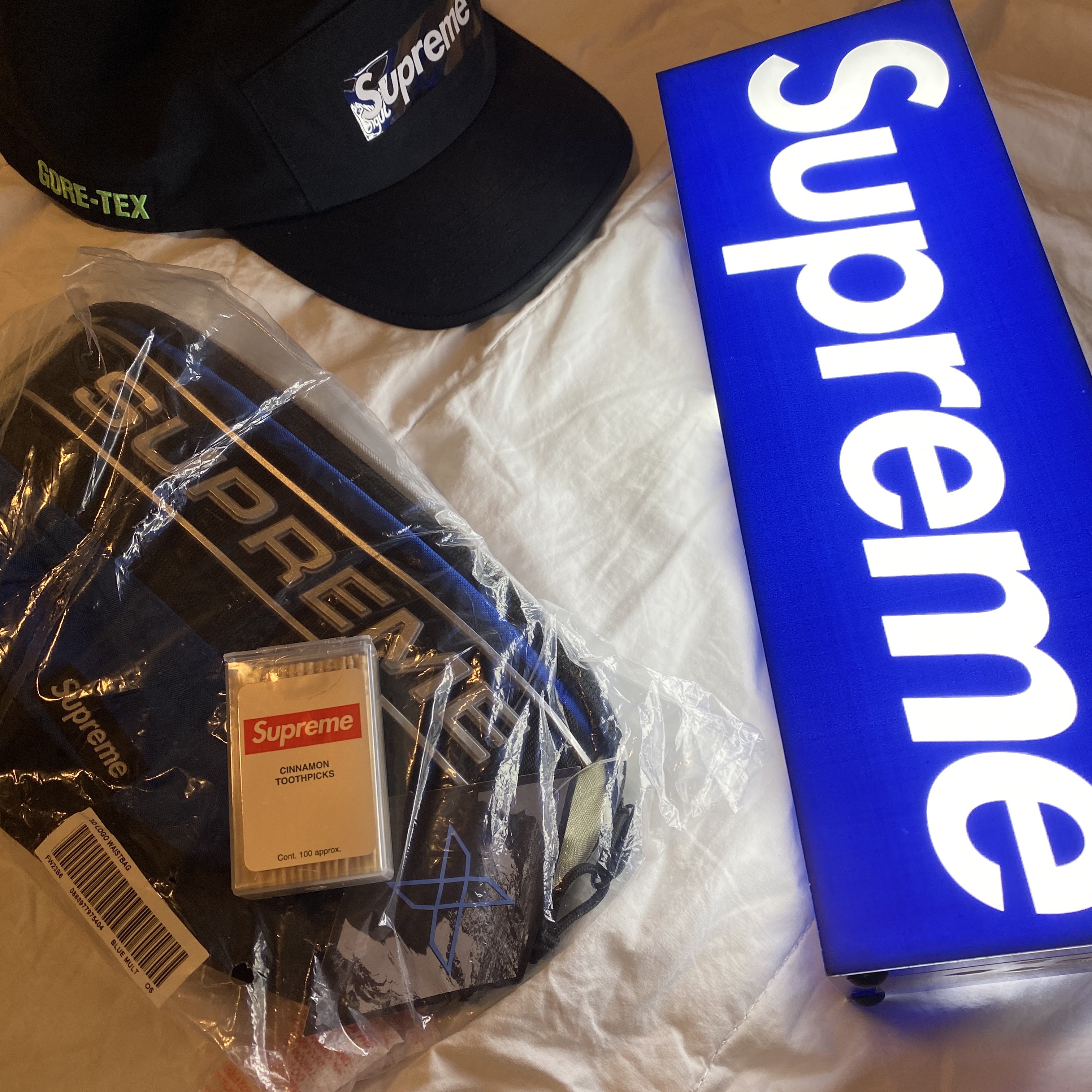 Supreme Gore-Tex Tech Camp Cap Black - 21FW, Supreme Box Logo Lamp Blue (Korean Ver.) - 23FW 착용 스타일 - 1