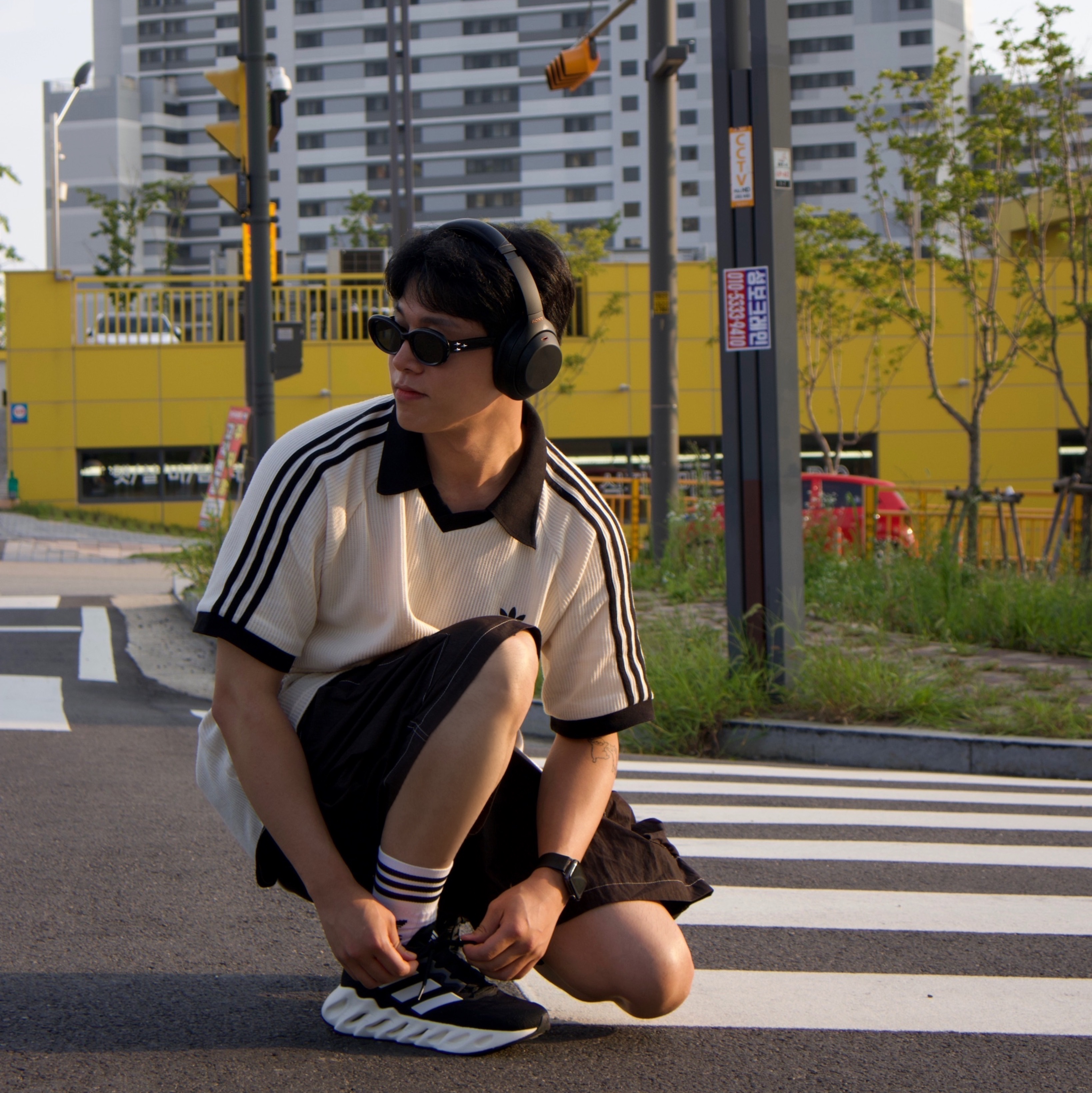 Adidas Switch Move Running Cloud White Core Black, Adidas Adicolor Classics Waffle Polo Shirt Wonder White - KR Sizing 착용 스타일 - 2