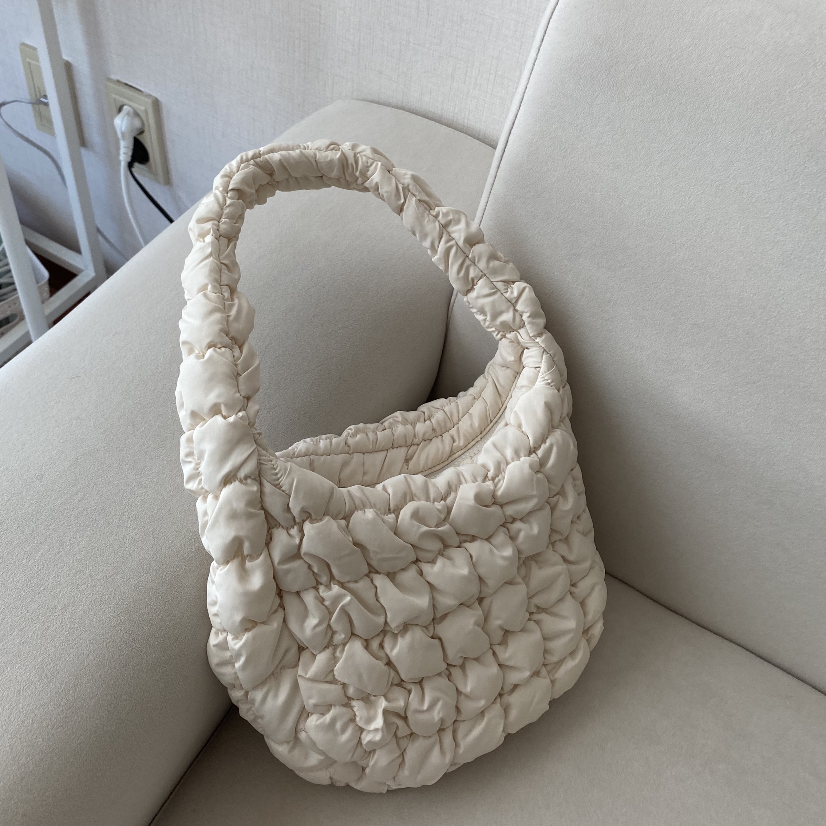 COS Quilted Mini Bag Cream 착용 스타일 - 1