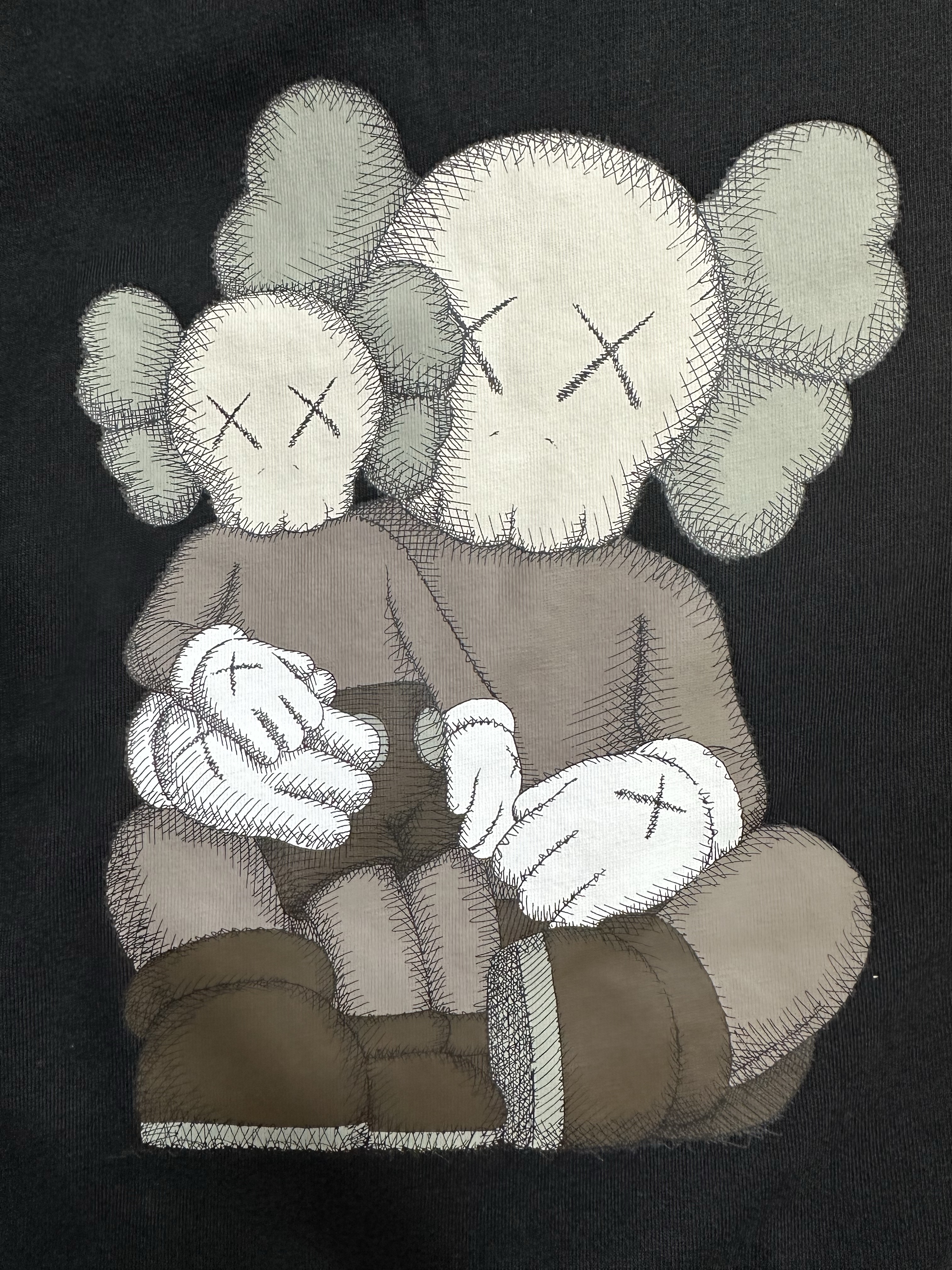 Uniqlo UT x Kaws Short Sleeve Graphic T-Shirt Black, Uniqlo UT x Kaws Long Sleeve Sweatshirt Black 착용 스타일 - 3