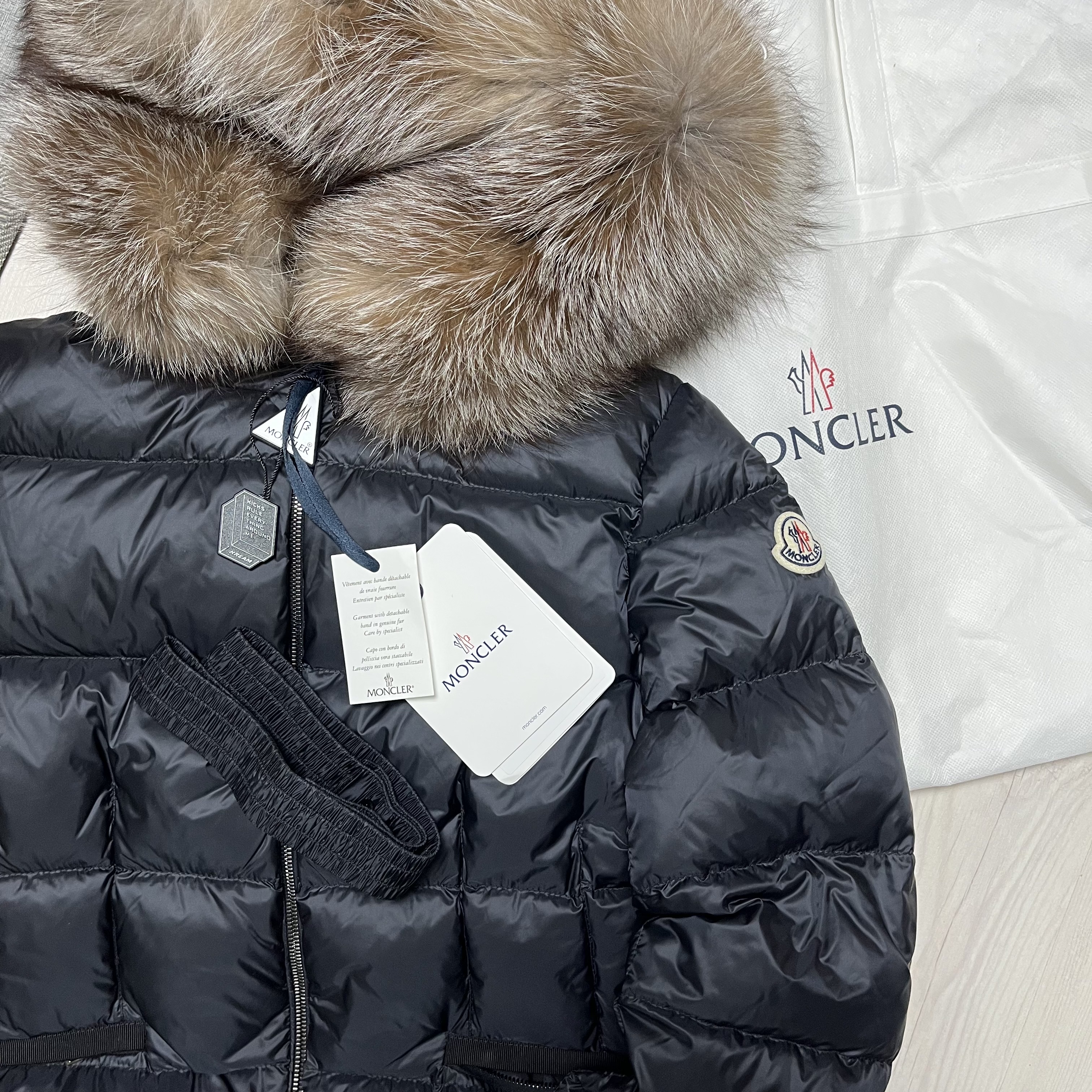 (W) Moncler Boed Short Down Jacket Black - 23FW 착용 스타일