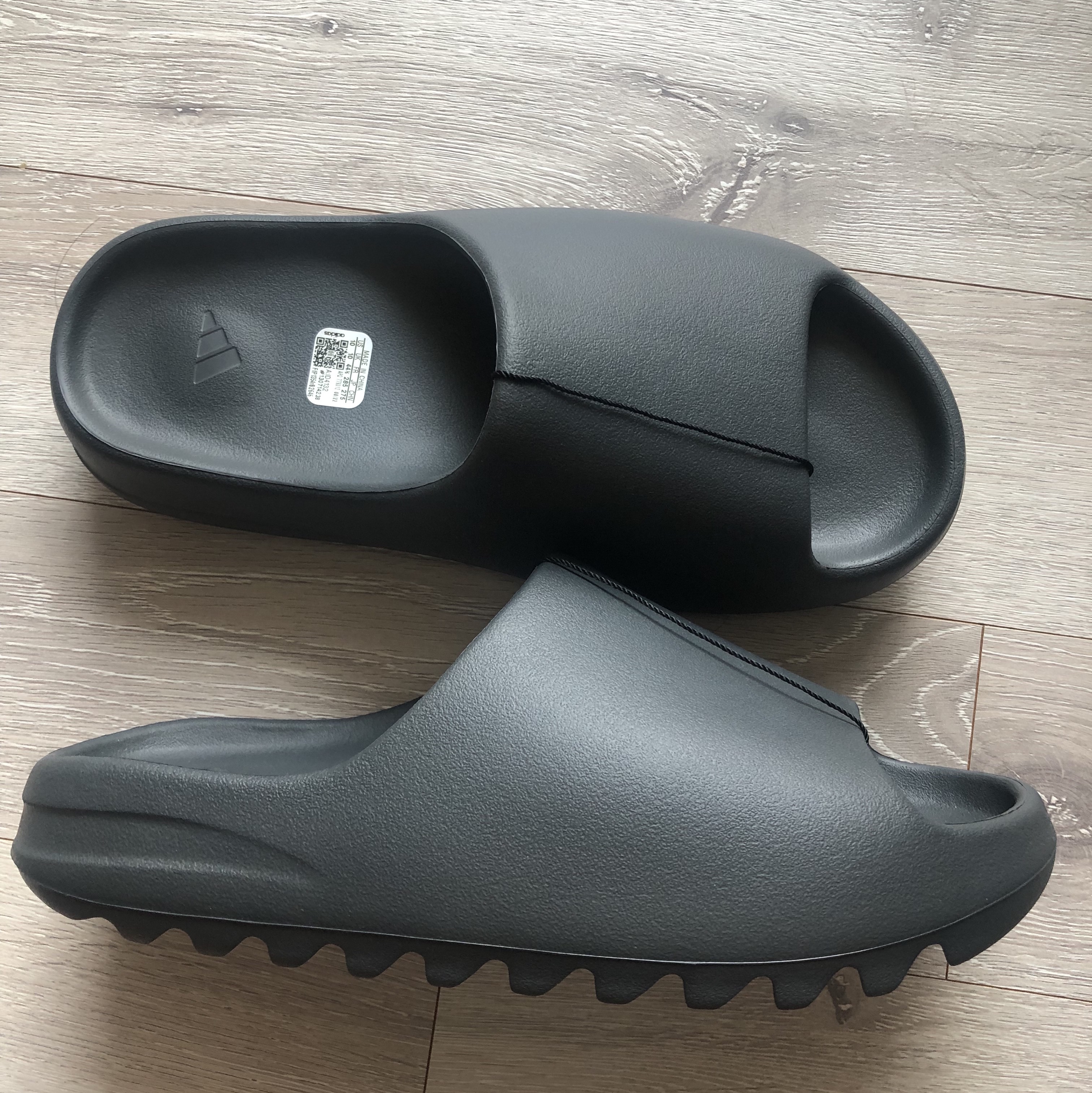 Adidas Yeezy Slide Granite 착용 스타일