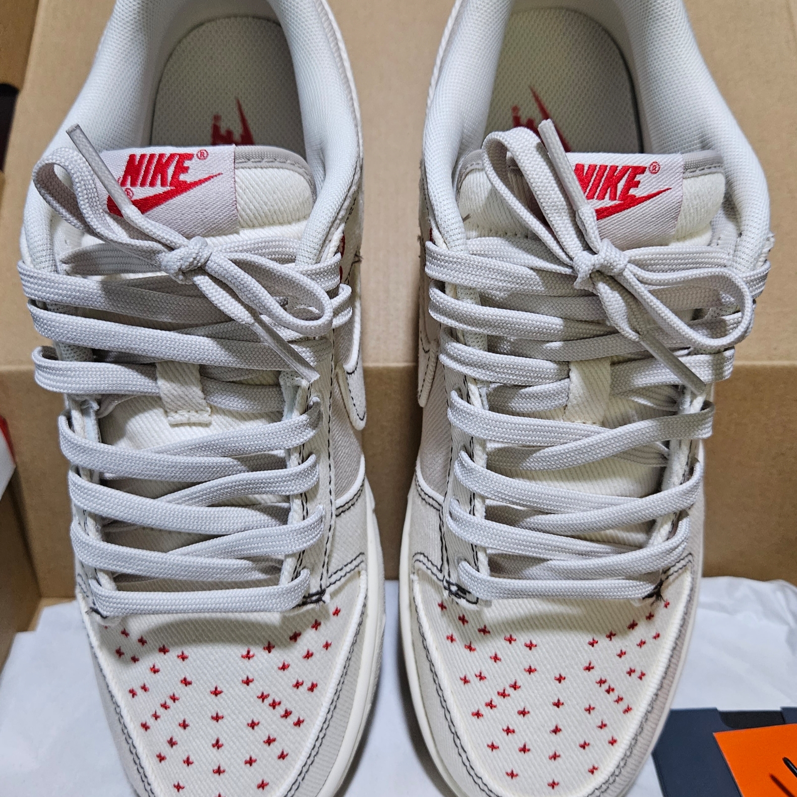 Nike Dunk Low Beige Red 착용 스타일 - 3