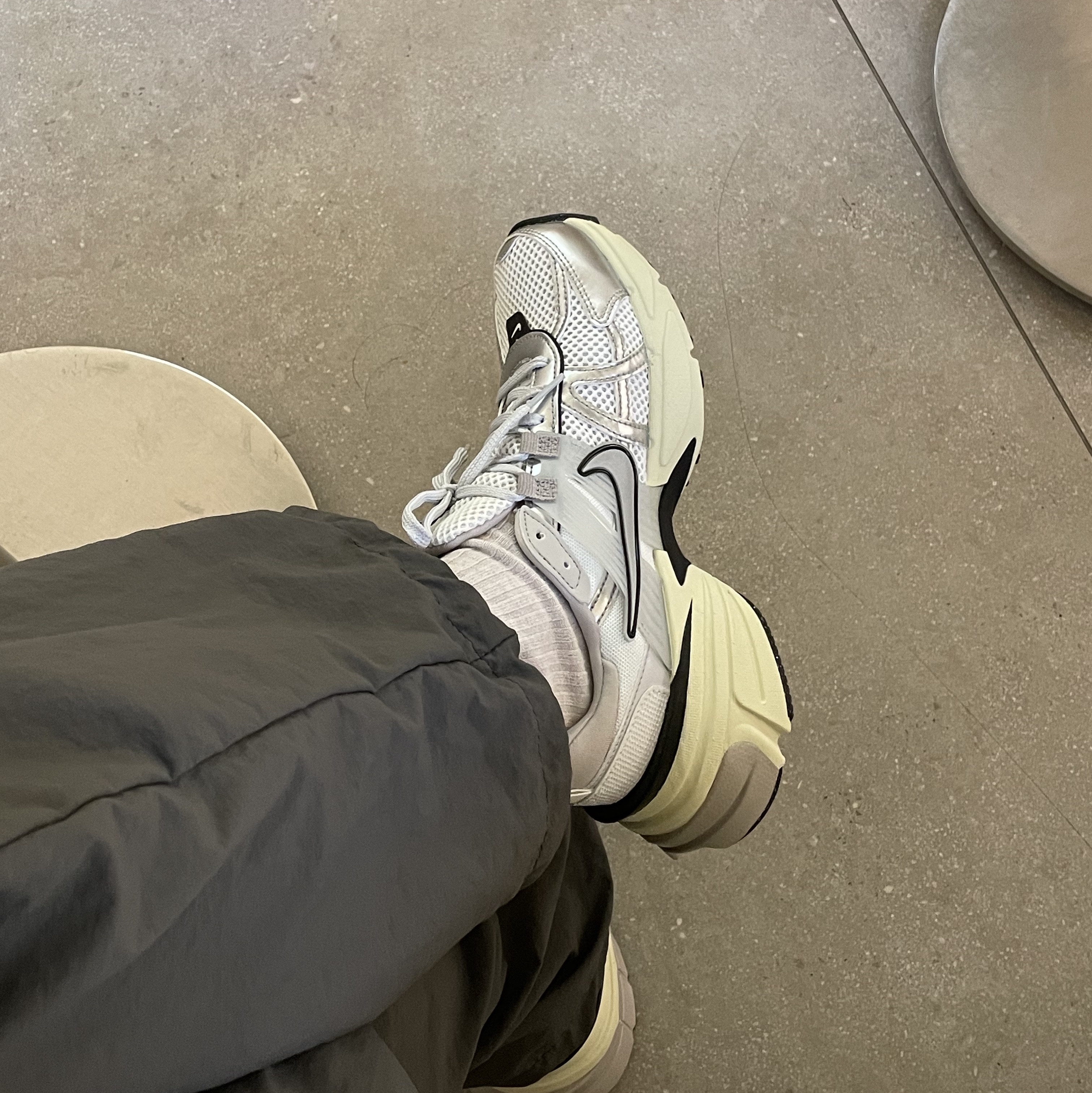 Nike V2K Run Summit White Metallic Silver 착용 스타일 - 3