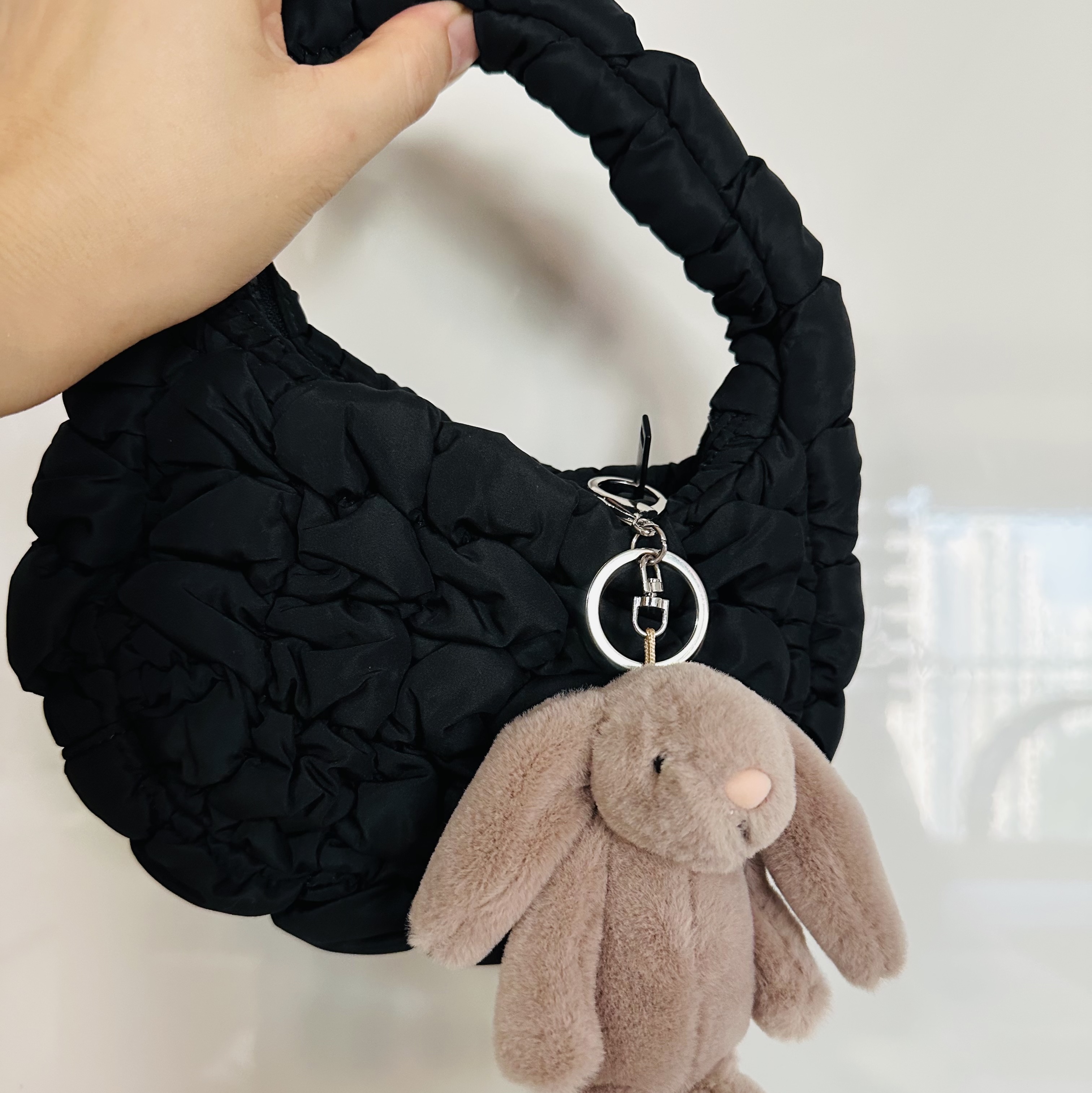 COS Quilted Micro Bag Black 착용 스타일 - 1