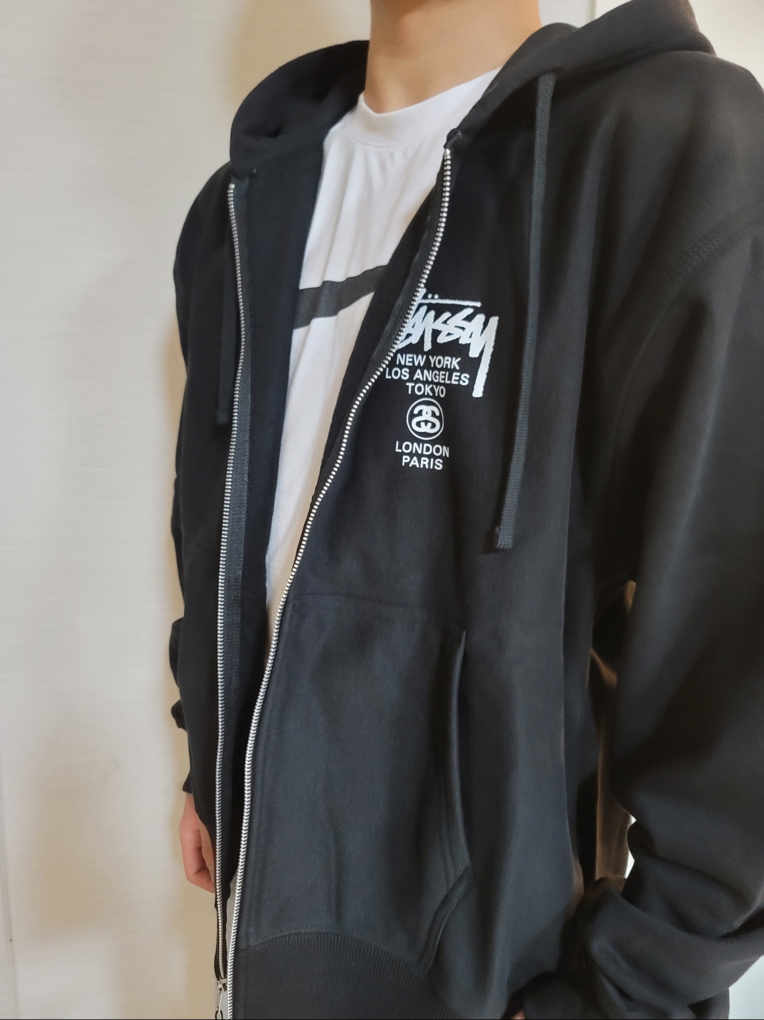 Stussy World Tour Zip Hoodie Black 2023 착용 스타일 - 4