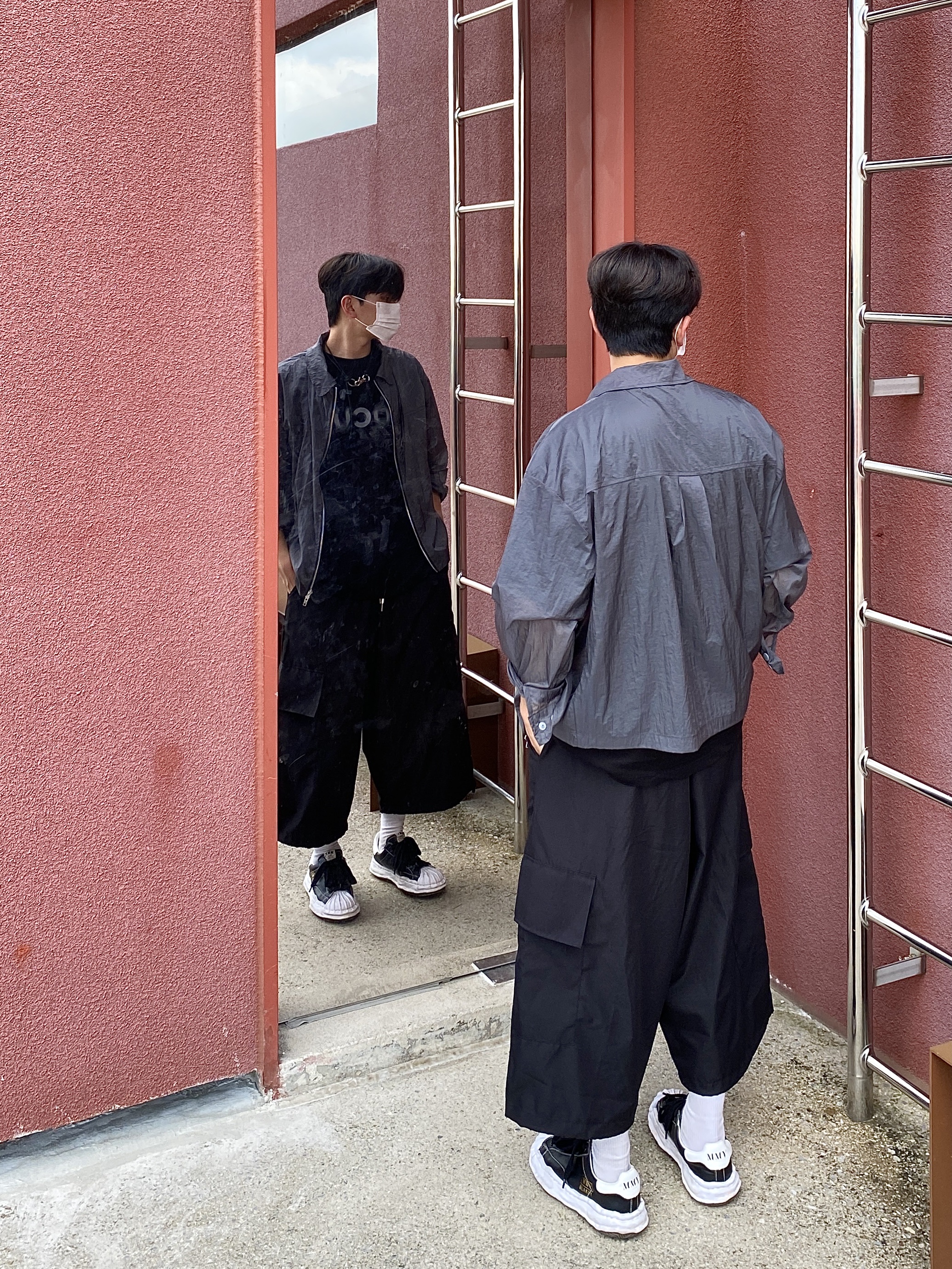 Our Legacy Ladon Leather Keychain Black 착용 스타일 - 3