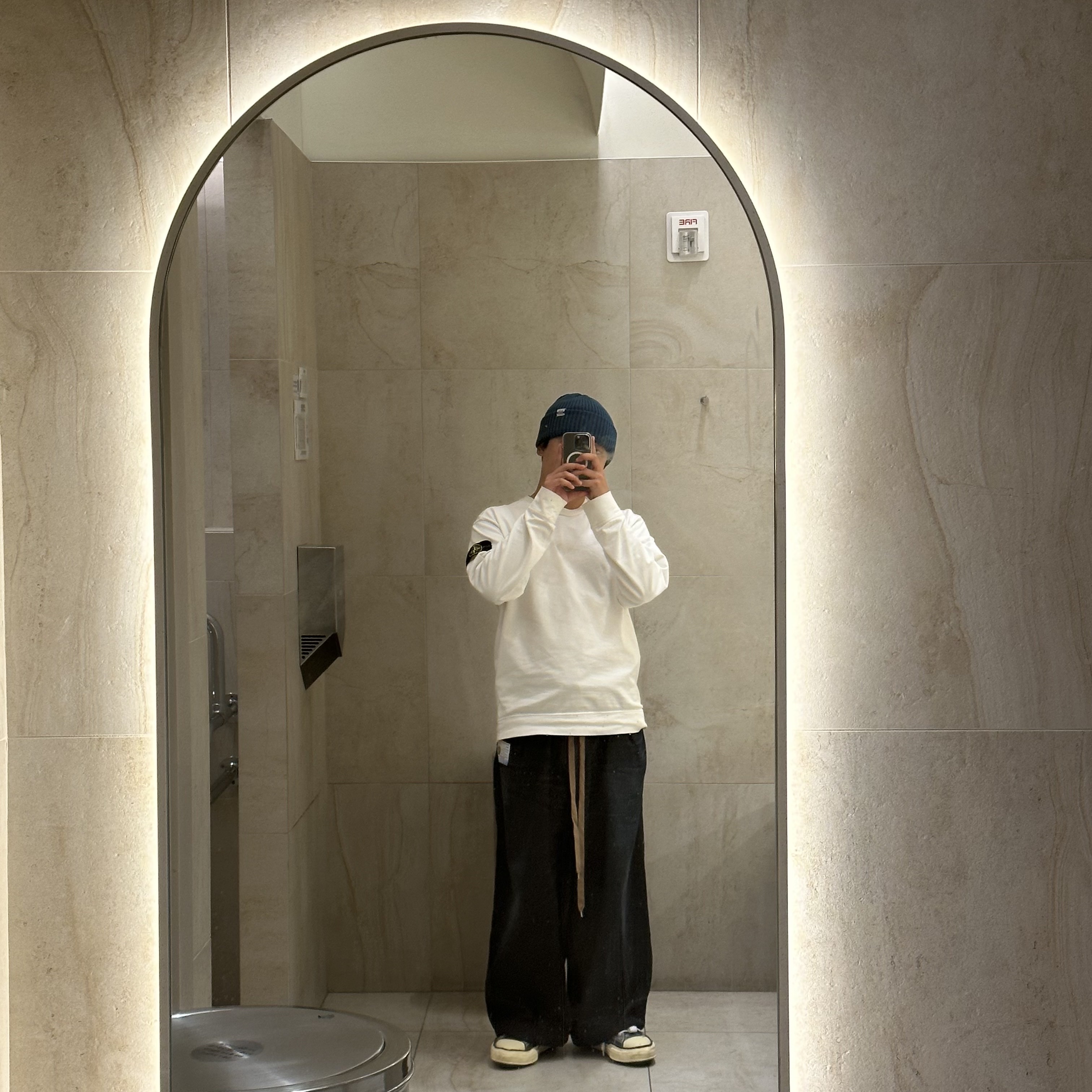 Maison Mihara Yasuhiro Tencel Denim Wide Pants Indigo, Maison Mihara Yasuhiro Peterson OG Sole Paraffin Leather Low-top Sneakers Black 착용 스타일