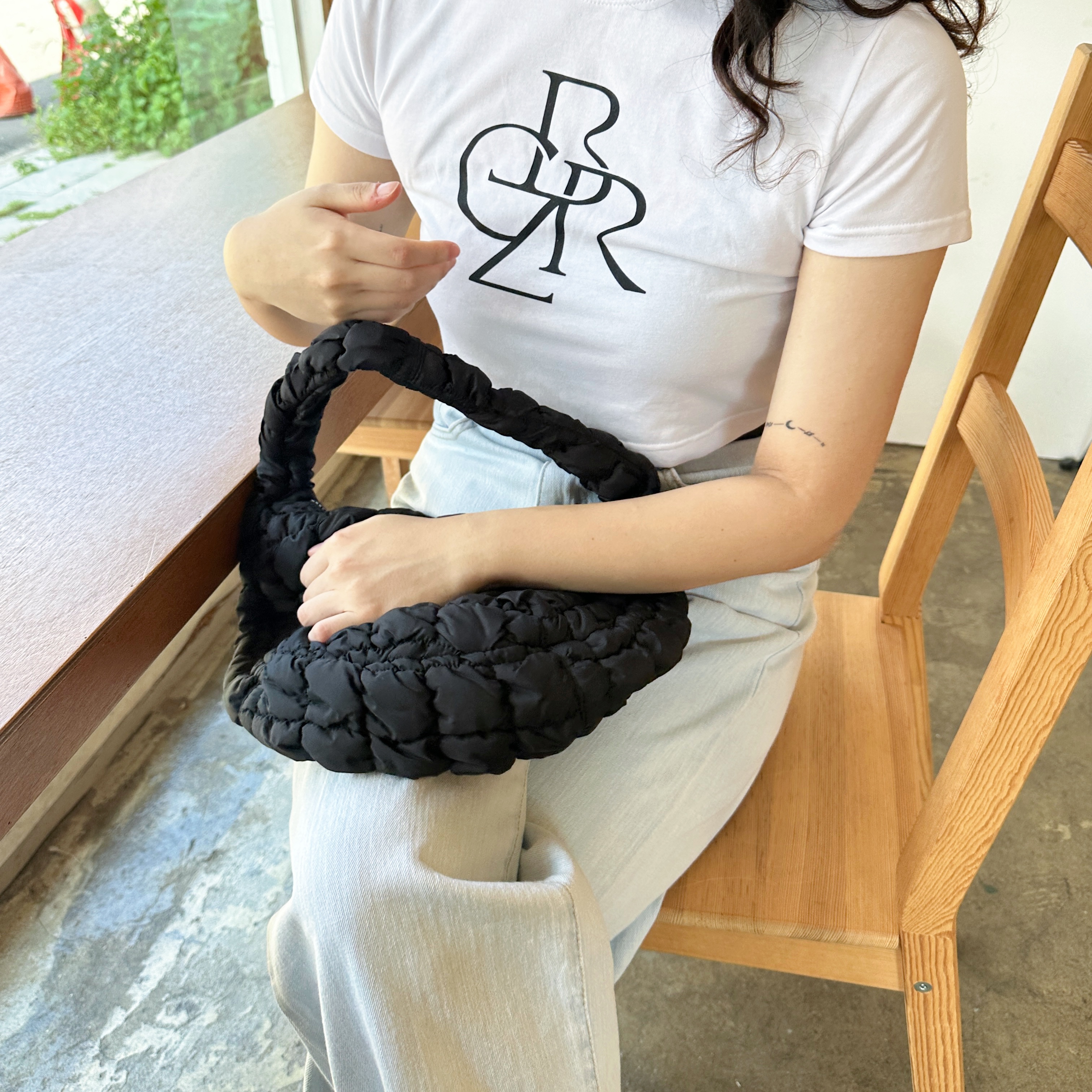 COS Quilted Mini Bag Black 착용 스타일 - 1