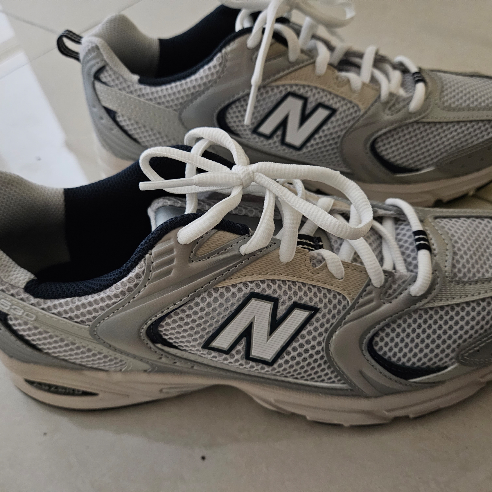 New Balance 530 Steel Grey 착용 스타일 - 2