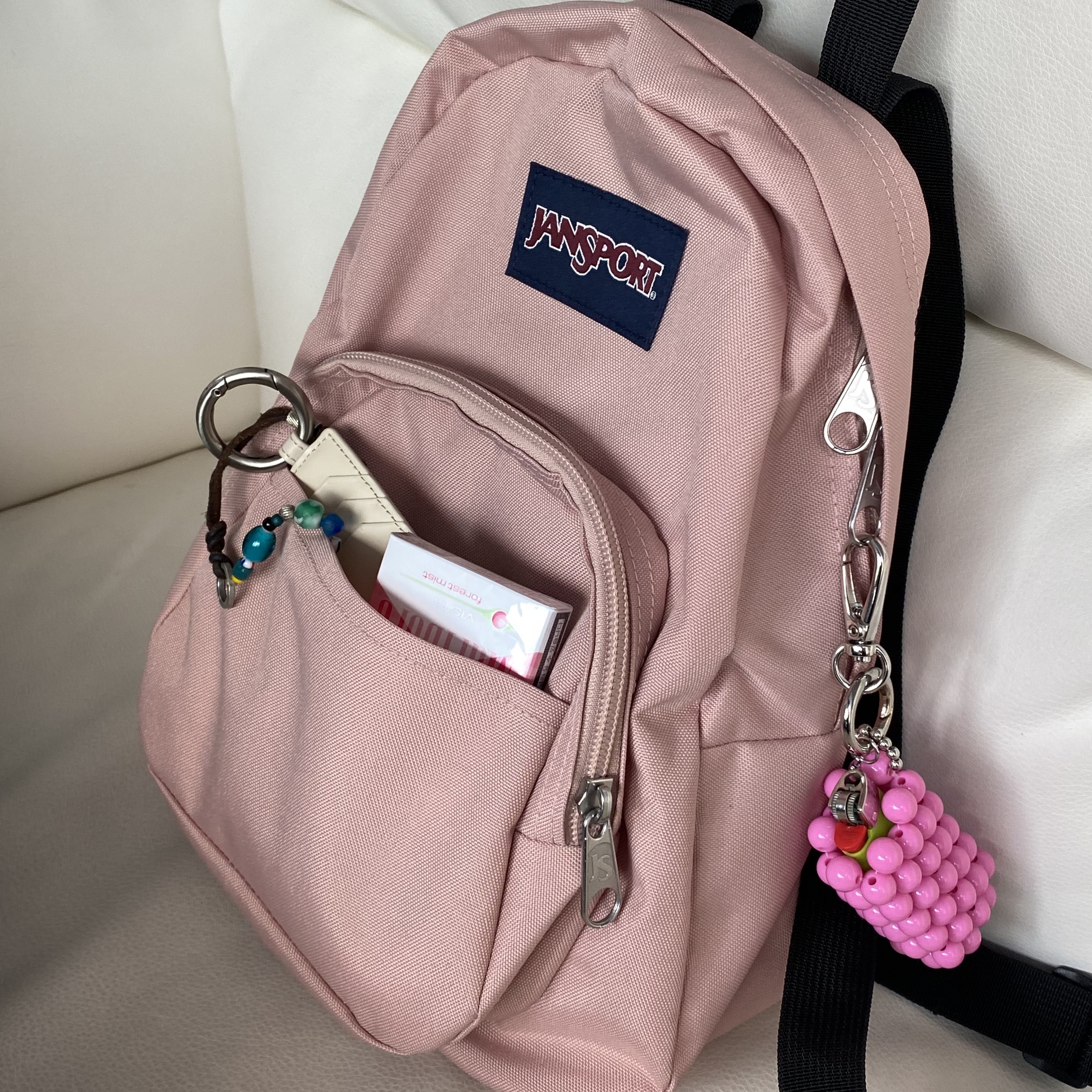 Jansport Half Pint Mini Backpack Misty Rose 착용 스타일 - 1
