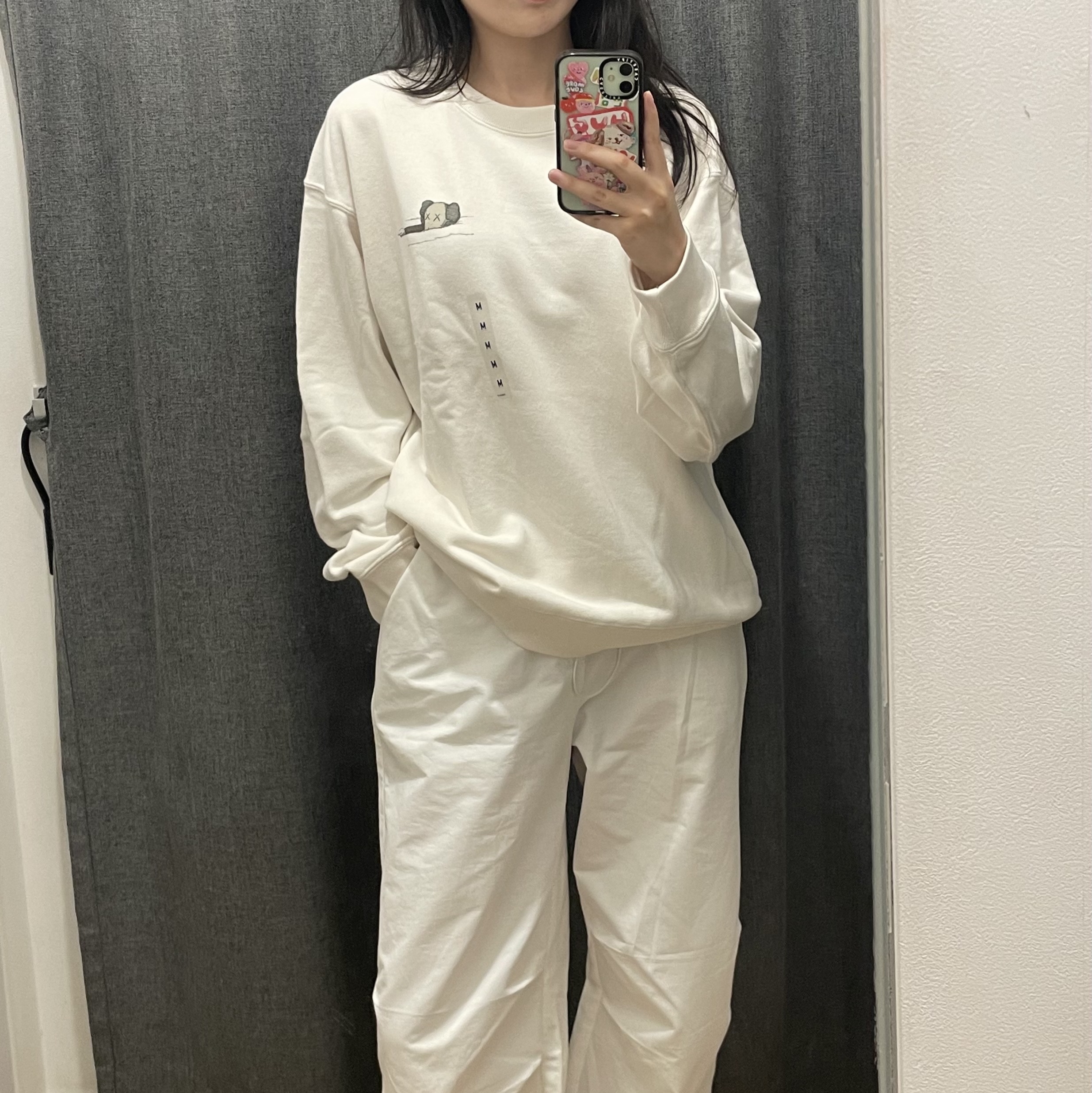 Uniqlo UT x Kaws Long Sleeve Sweatshirt Black, Uniqlo UT x Kaws Long Sleeve Sweatshirt Off White 착용 스타일 - 2