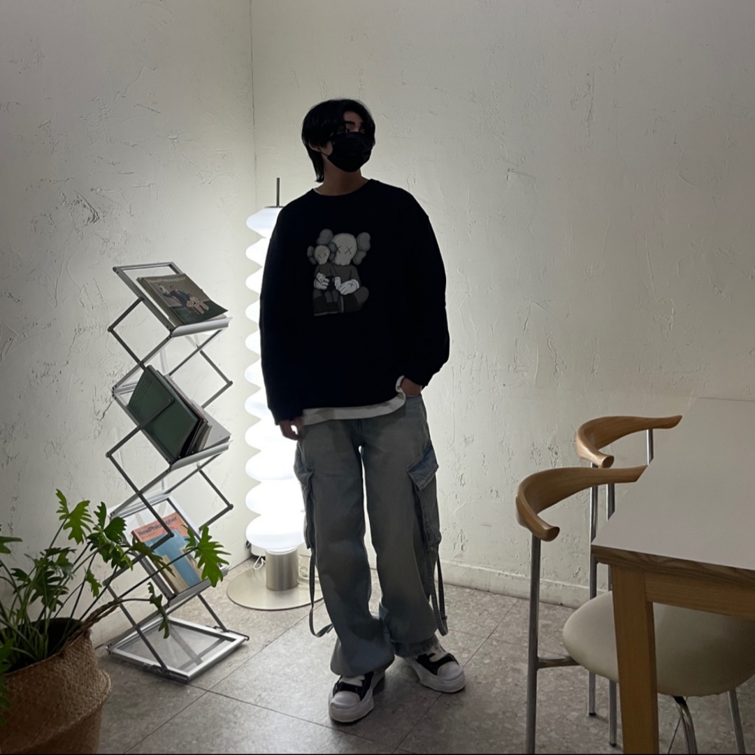 Uniqlo UT x Kaws Long Sleeve Sweatshirt Black 착용 스타일 - 1
