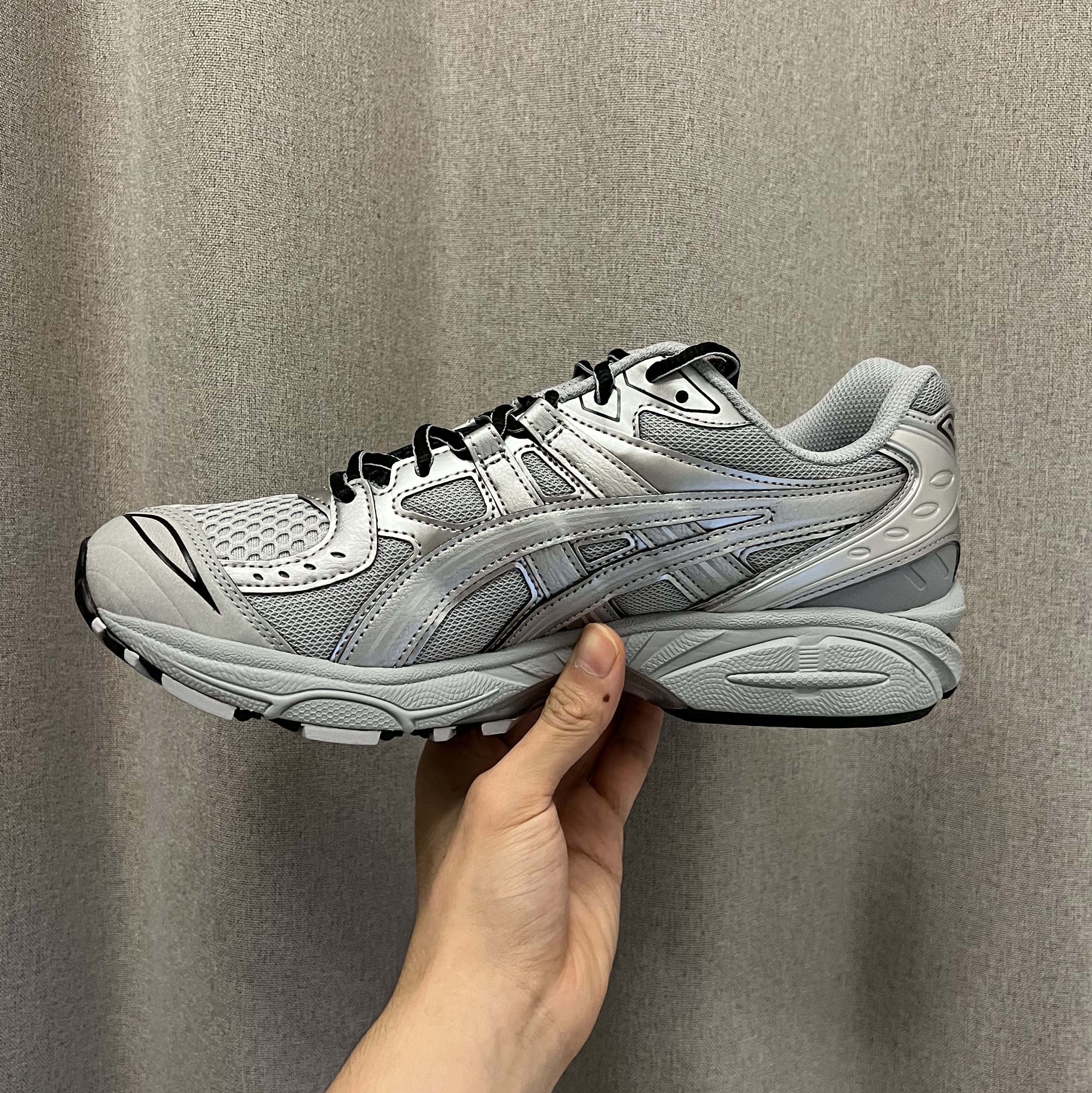 Asics Gel-Kayano Legacy Pure Silver 착용 스타일 - 1