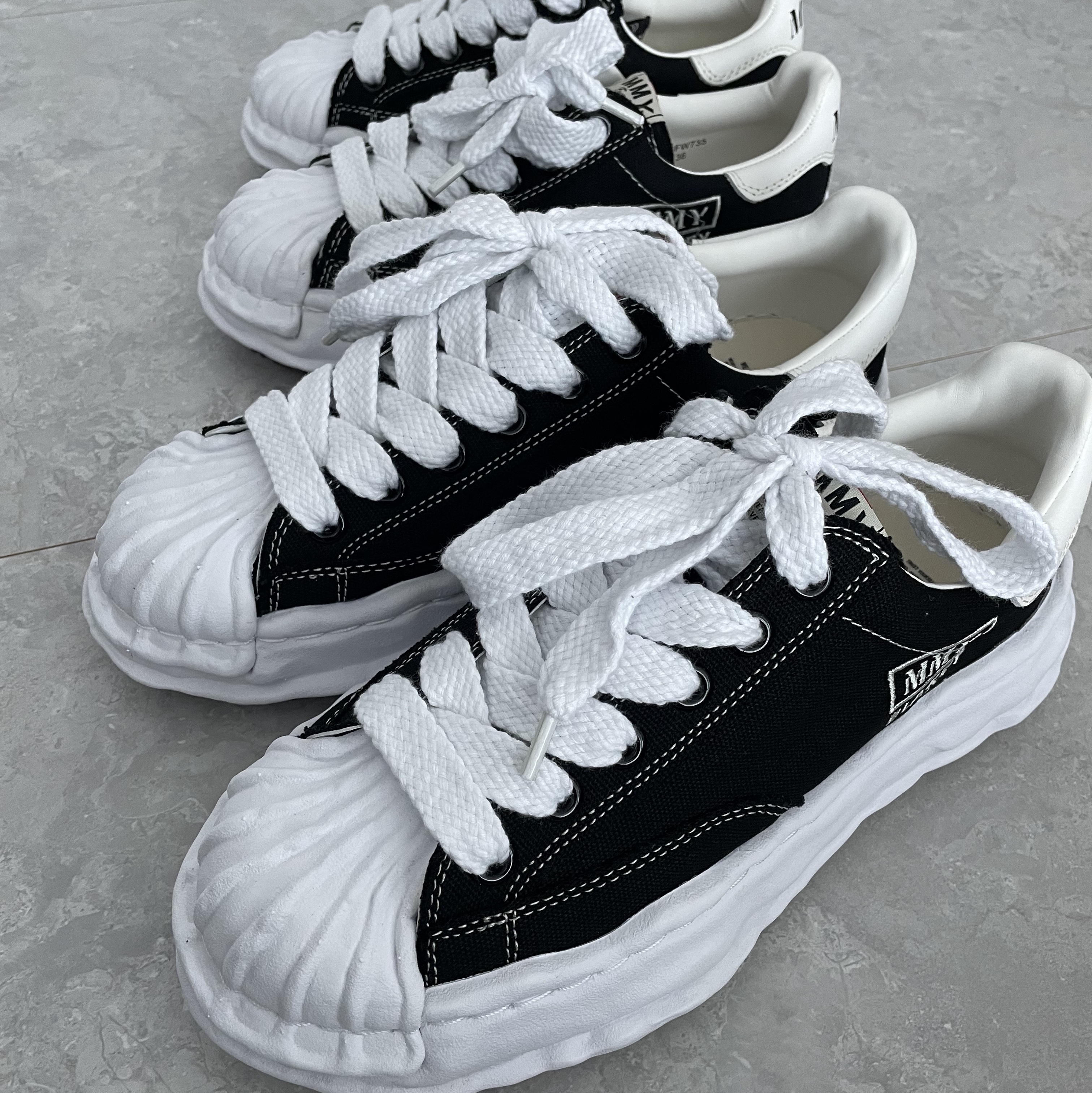 Maison Mihara Yasuhiro Blakey OG Sole Canvas Low-top Sneakers Black White 착용 스타일